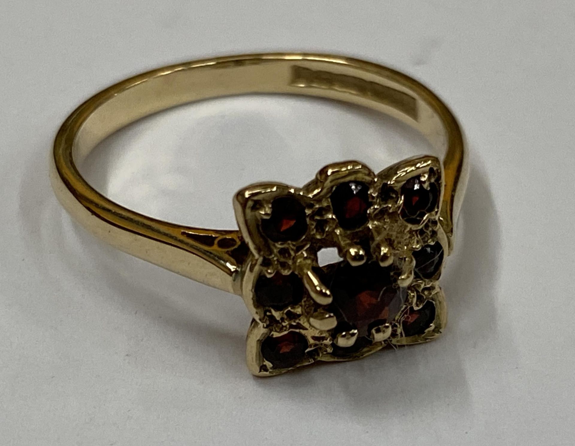 A 9CT YELLOW GOLD GARNET CLUSTER RING, WEIGHT 2.23G