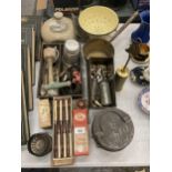 A QUANTITY OF VINTAGE KITCHENALIA ITEMS TO INCLUDE FLATWARE, ICING SETS, METAL PASTRY CASES, BRASS