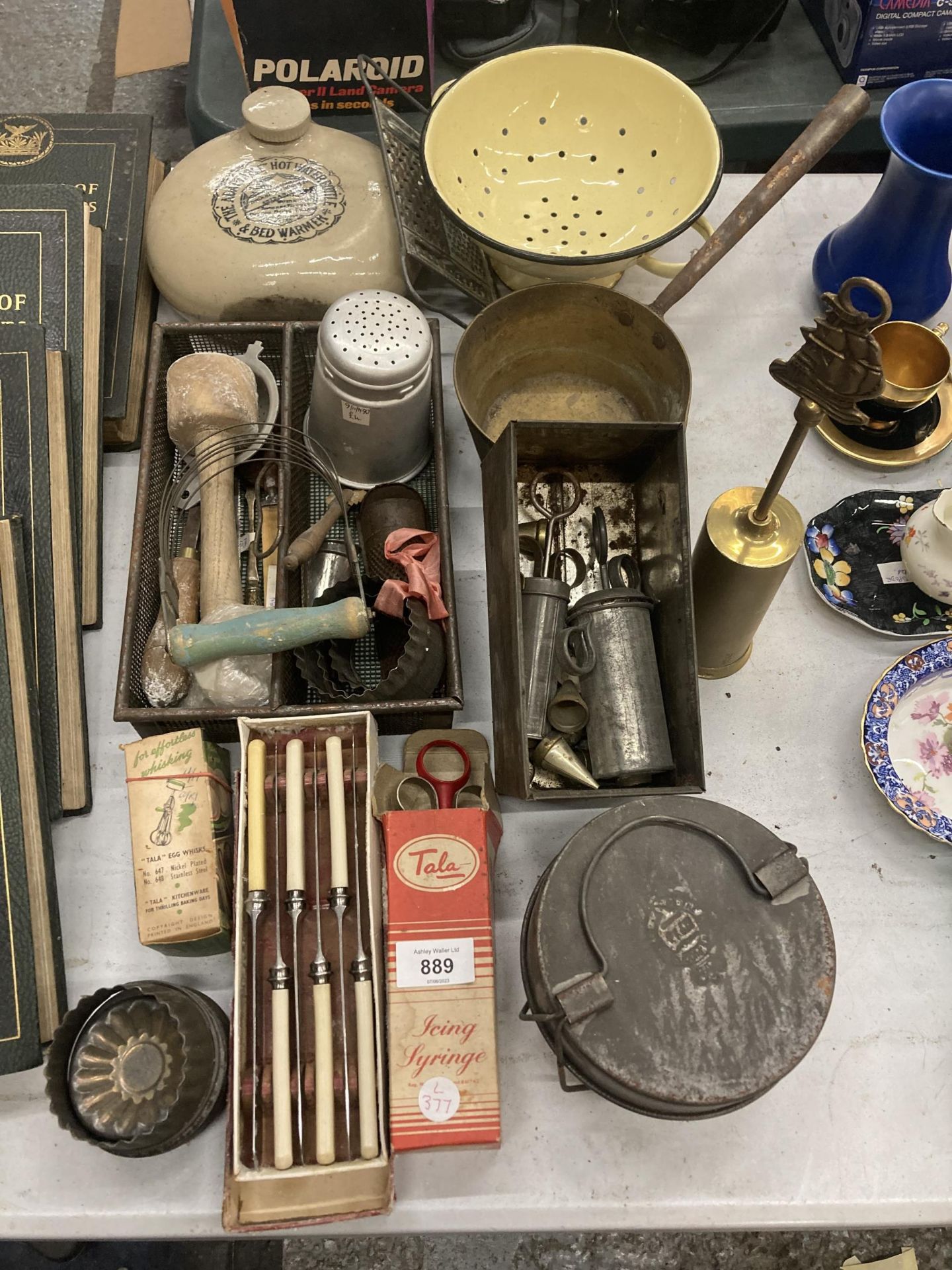 A QUANTITY OF VINTAGE KITCHENALIA ITEMS TO INCLUDE FLATWARE, ICING SETS, METAL PASTRY CASES, BRASS