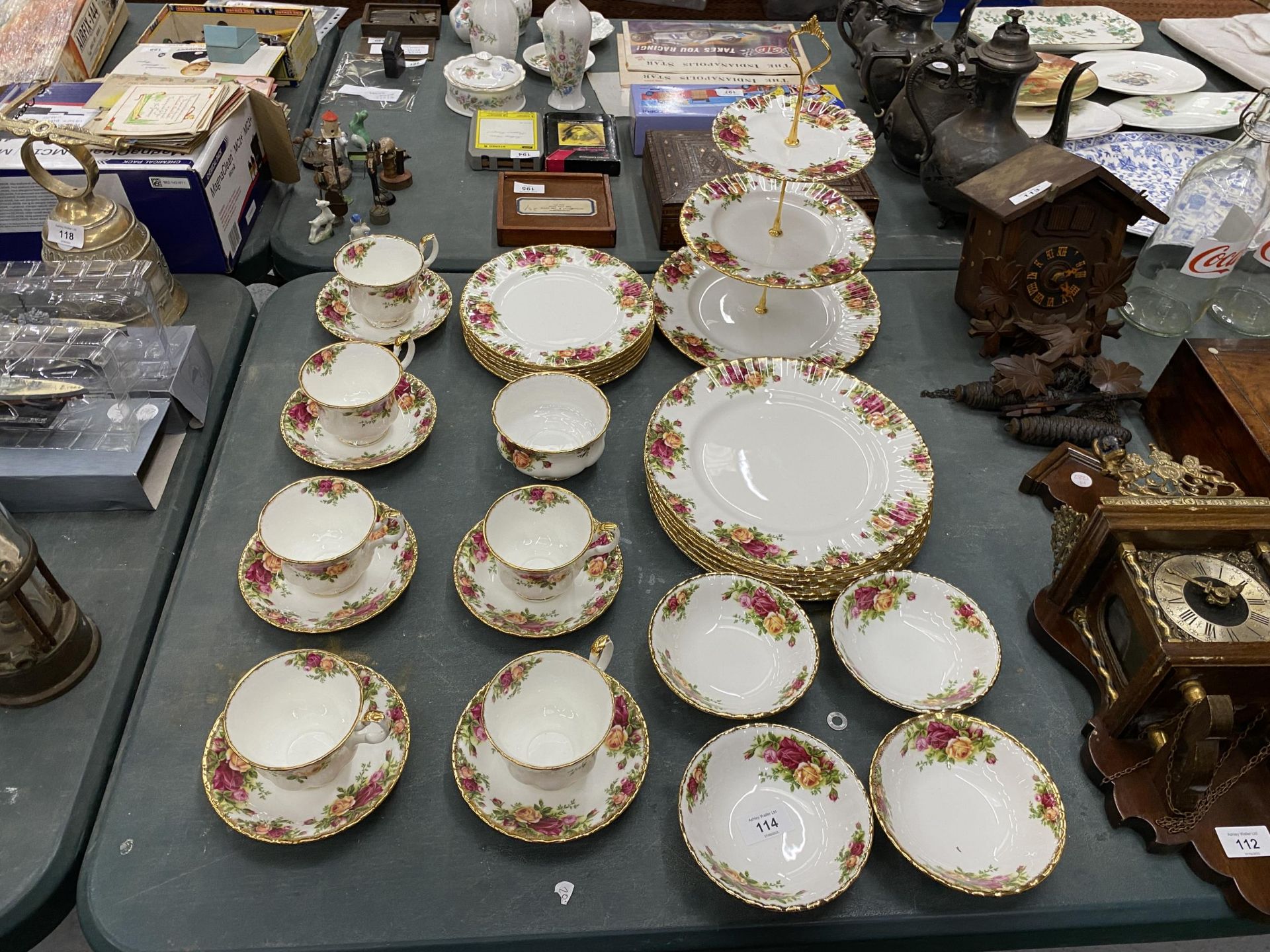 A QUANTITY OF ROYAL ALBERT 'OLD COUNTRY ROSES' TO INCLUDE DINNER PLATES, A CAKE STAND, SIDE