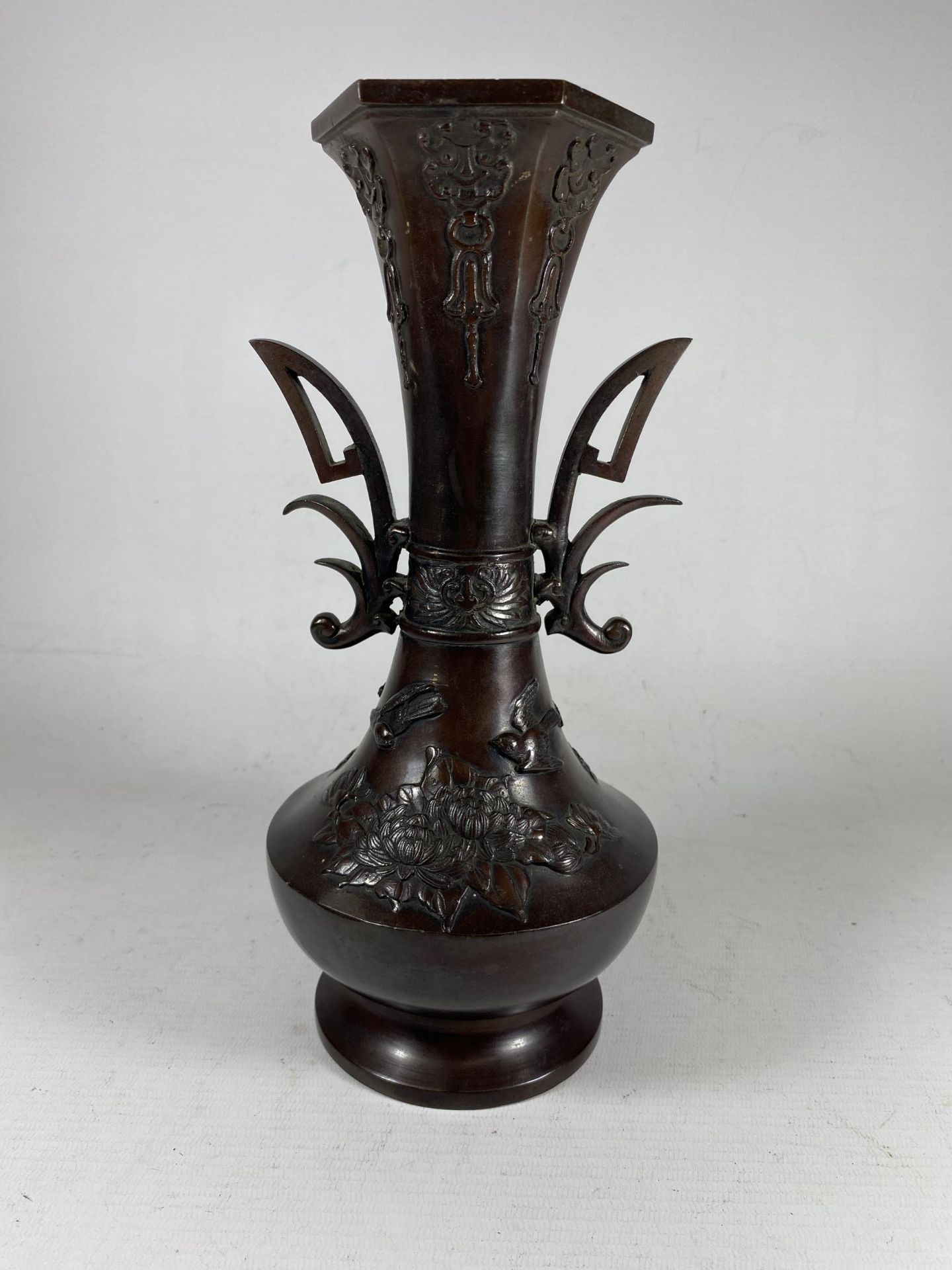 A JAPANESE BRONZE TWIN HANDLED VASE, UNMARKED TO BASE, HEIGHT 28CM
