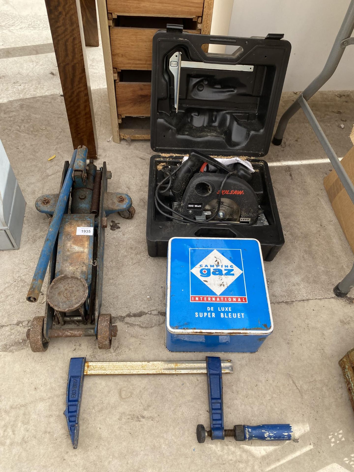 AN ASSORTMENT OF ITEMS TO INCLUDE A RIP SAW AND A TROLLEY JACK ETC