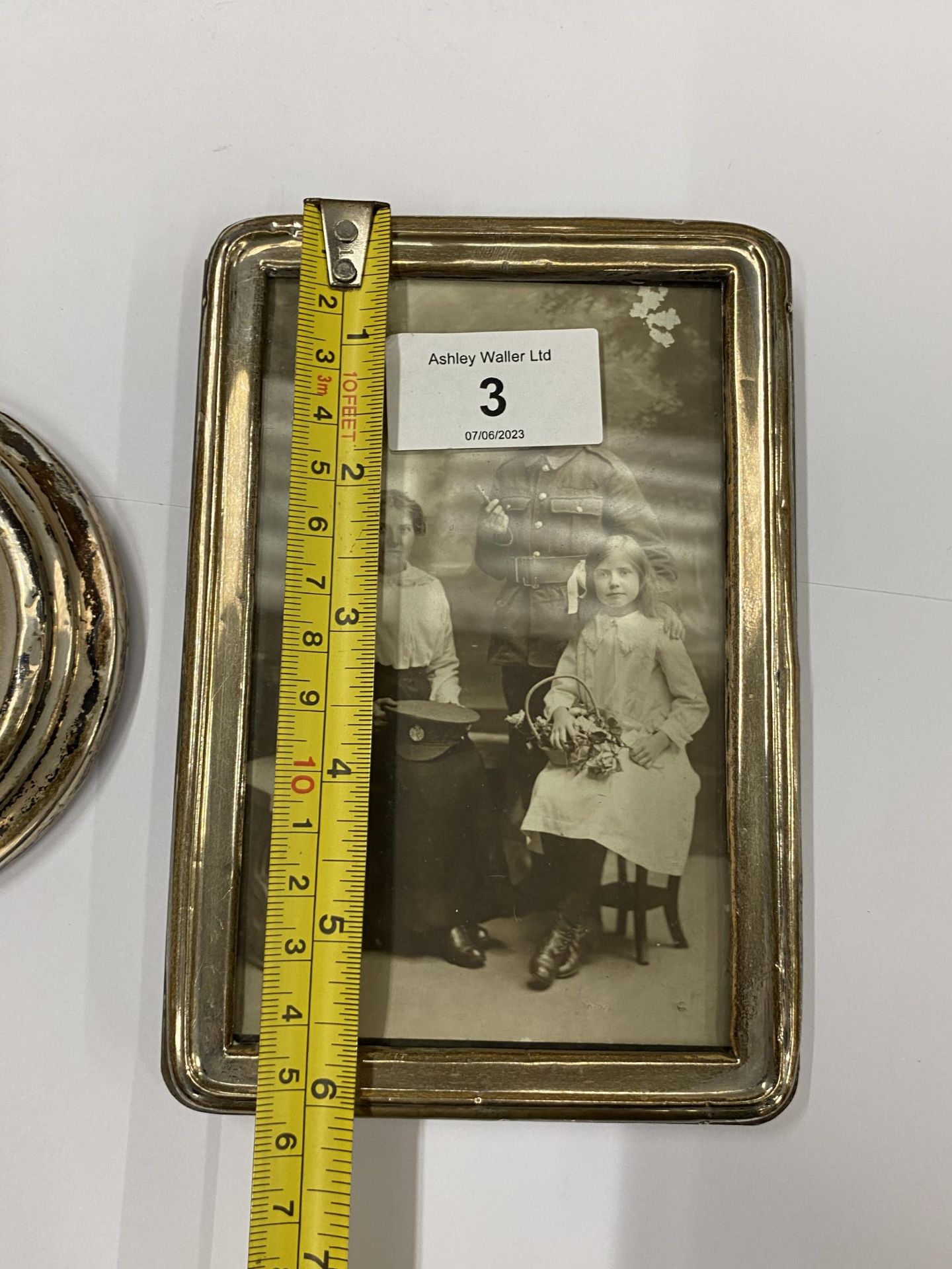 TWO HALLMARKED SILVER PHOTO FRAMES, LARGEST 15.5 X 10 CM - Bild 6 aus 7