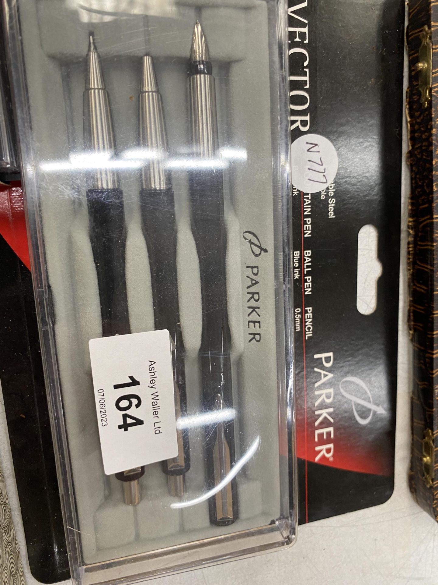 A QUANTITY OF PENS TO INCLUDE AN AS NEW BOXED PARKER PEN SET - Image 2 of 3