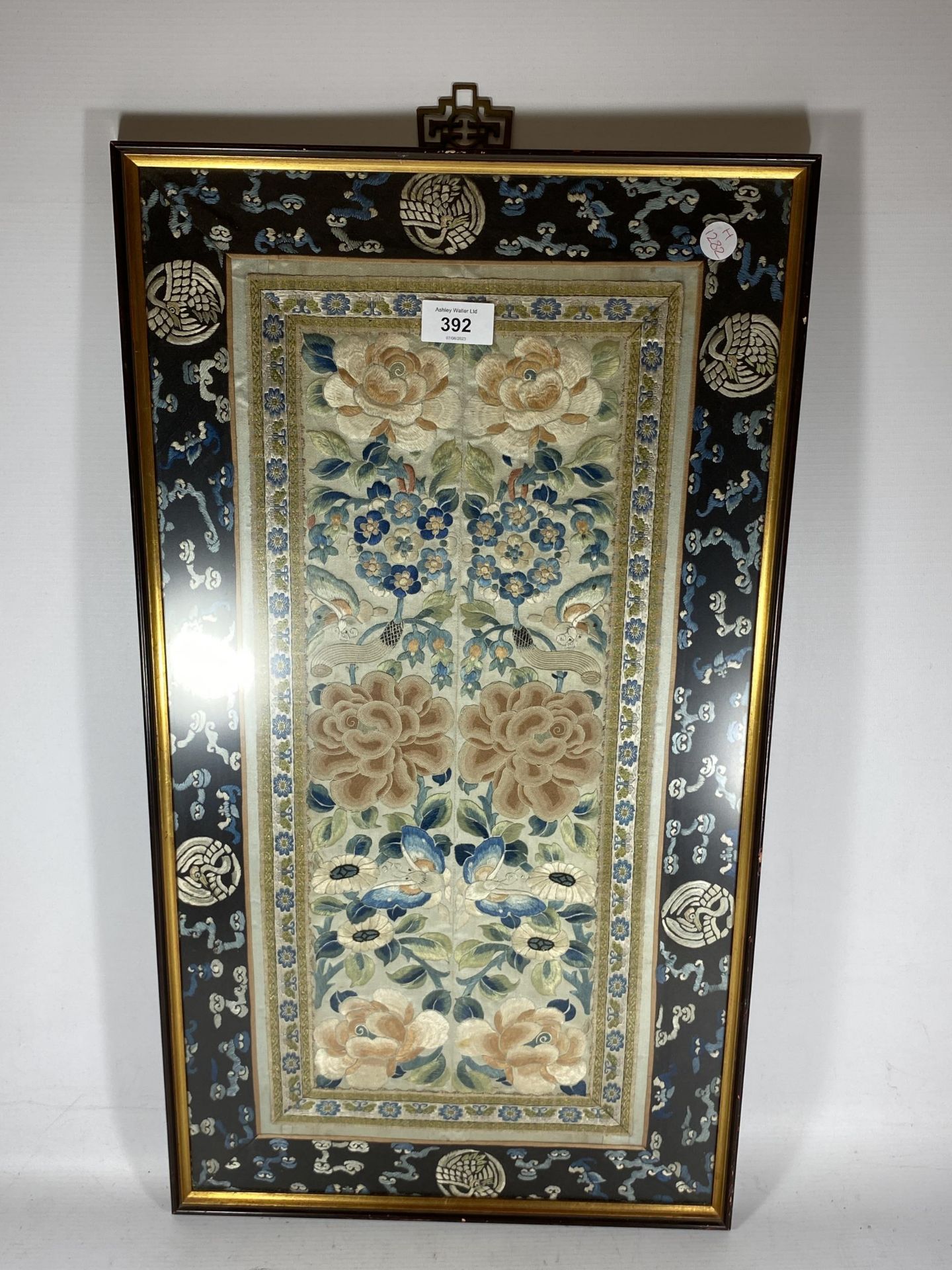 A LATE 19TH/EARLY 20TH CENTURY CHINESE FRAMED SILK PANEL, 65 X 36CM