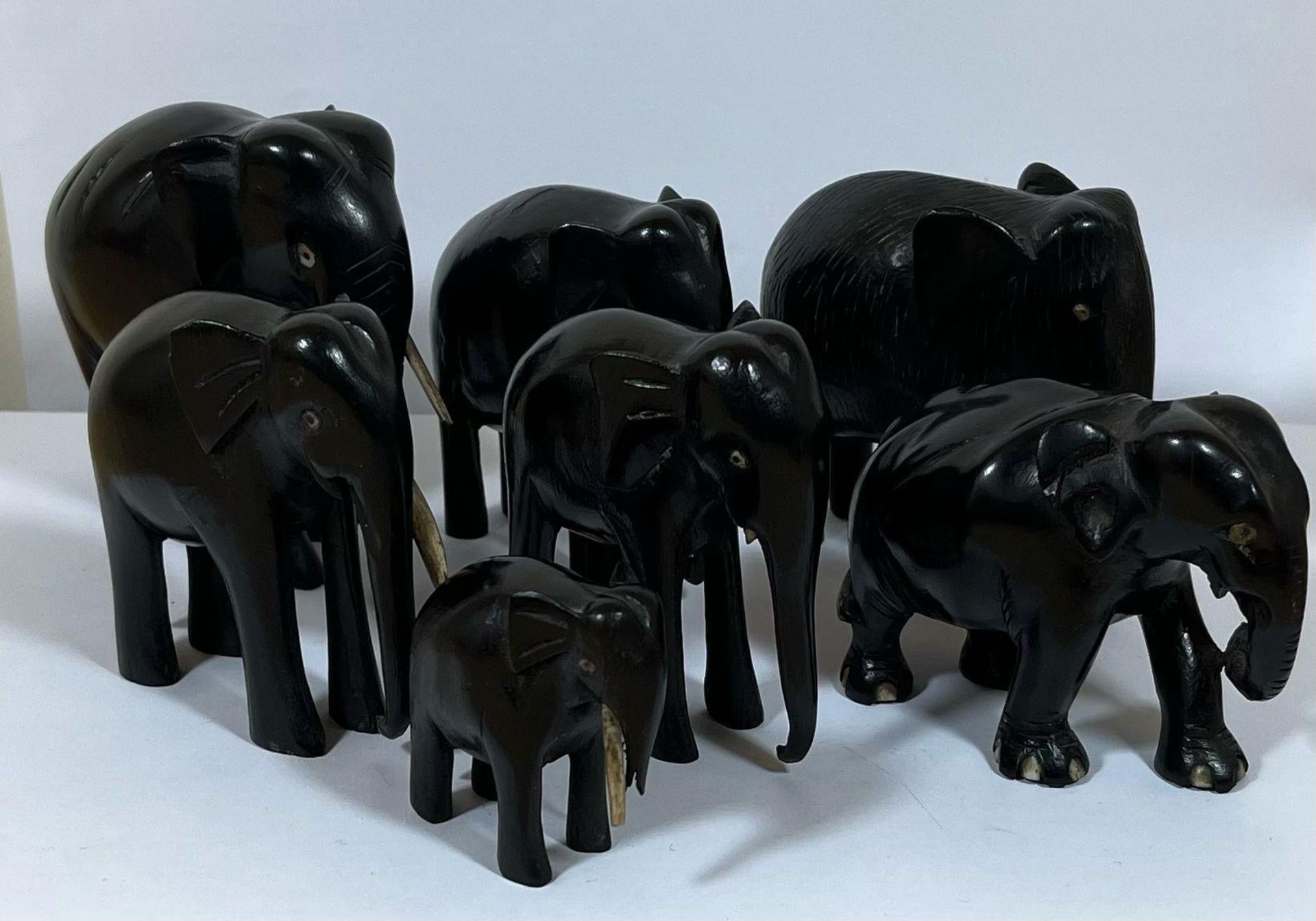 AN ANTIQUE GROUP OF SEVEN EBONY ELEPHANTS, LARGEST 9.5CM HEIGHT - Bild 2 aus 2