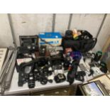 A LARGE LOT OF VINTAGE CAMERAS AND ACCESSORIES TO INCLUDE A NIKON F-401, KODAK BROWNIE 127,