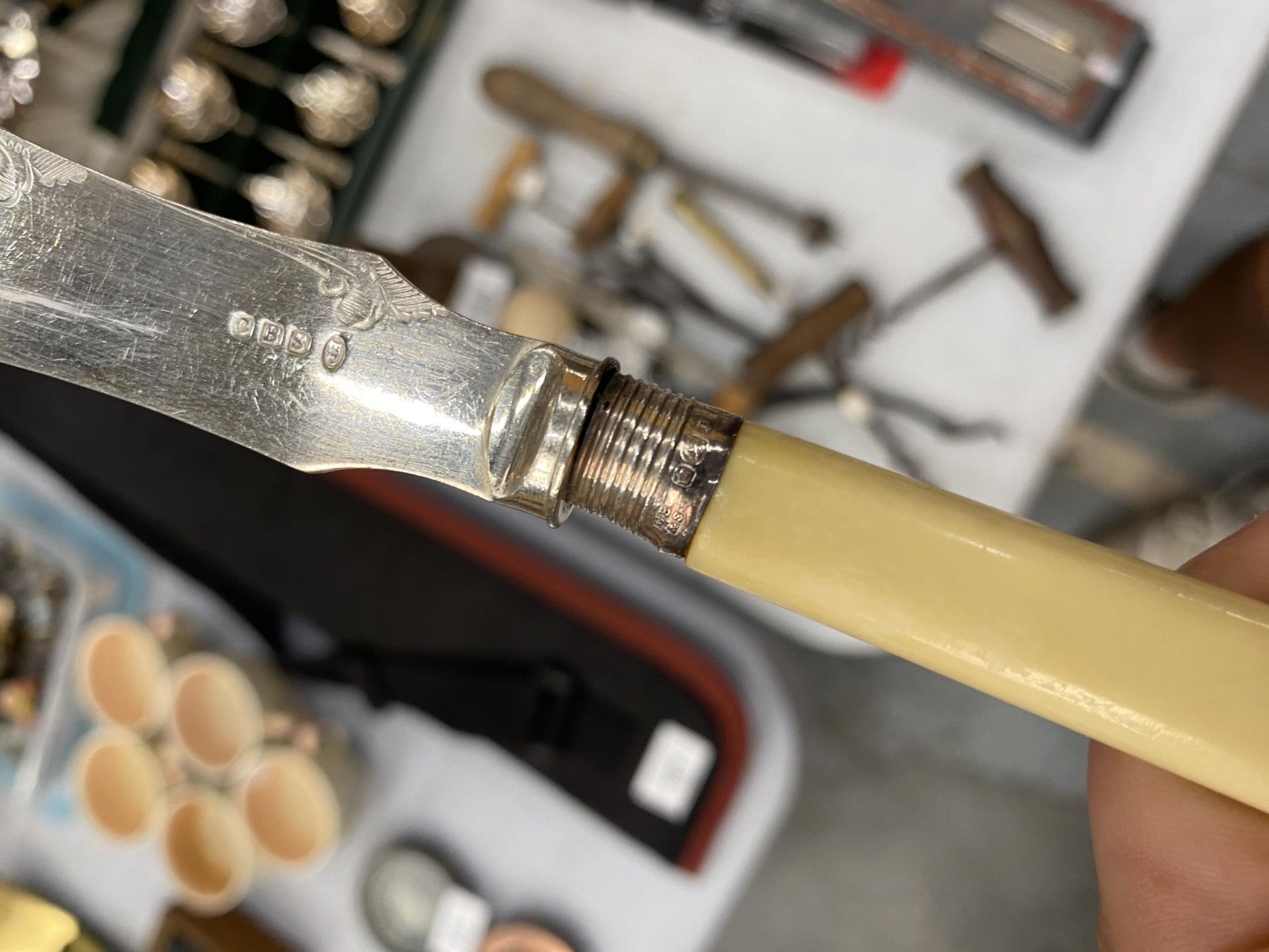 A QUANTITY OF FLATWARE TO INCLUDE A MAHOGANY CASED FISH KNIFE AND FORK SET WITH SILVER HALLMARKED - Bild 4 aus 4