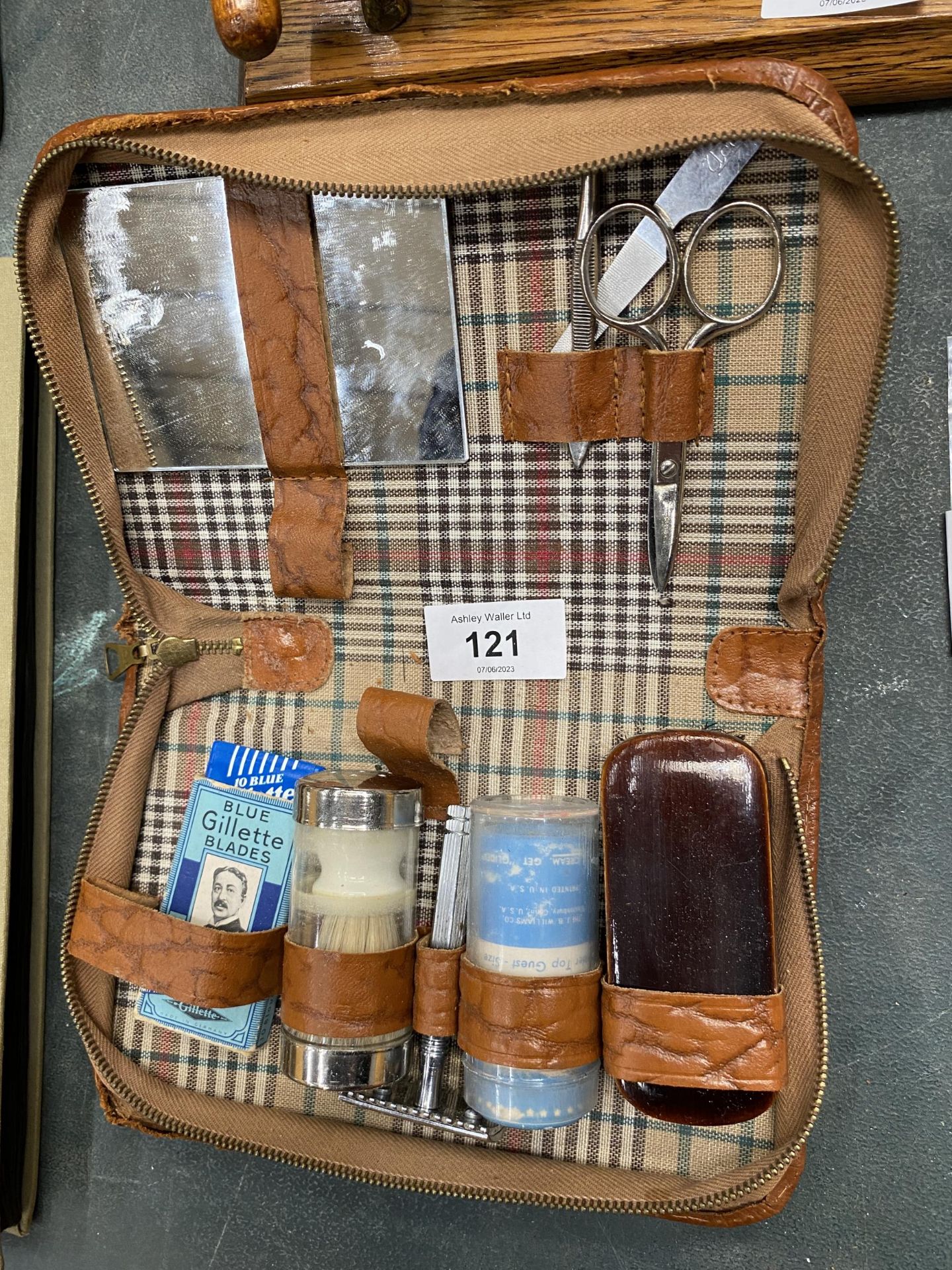 A VINTAGE GENTLEMAN'S GROOMING KIT IN A LEATHER CASE