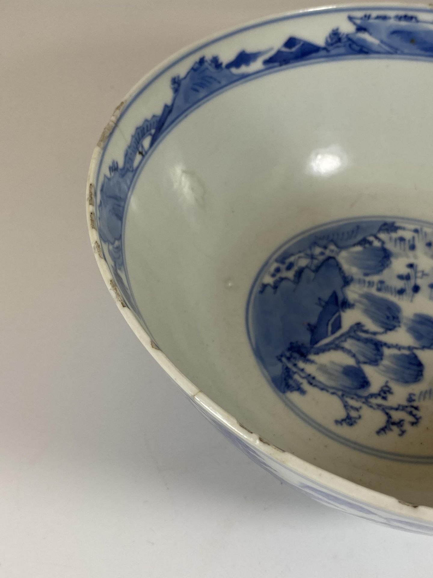 AN 18TH CENTURY CHINESE BLUE AND WHITE QING PORCELAIN BOWL WITH PAGODA DESIGN, FOUR CHARACTER DOUBLE - Bild 6 aus 12