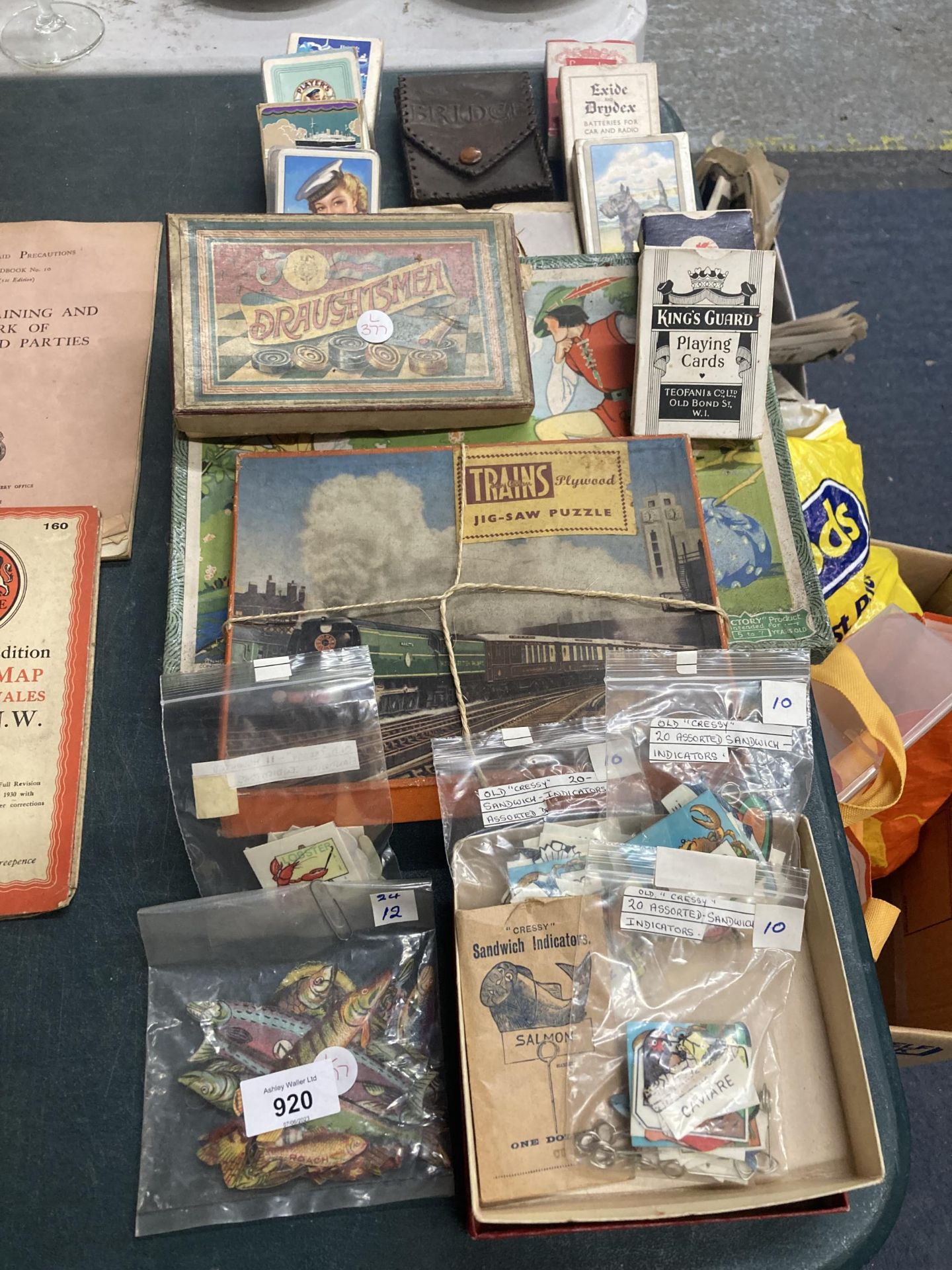 A QUANTITY OF VINTAGE PLAYING CARDS, JIGSAWS, BOXED DRAUGHTSMEN, SANDWICH INDICATORS, ETC