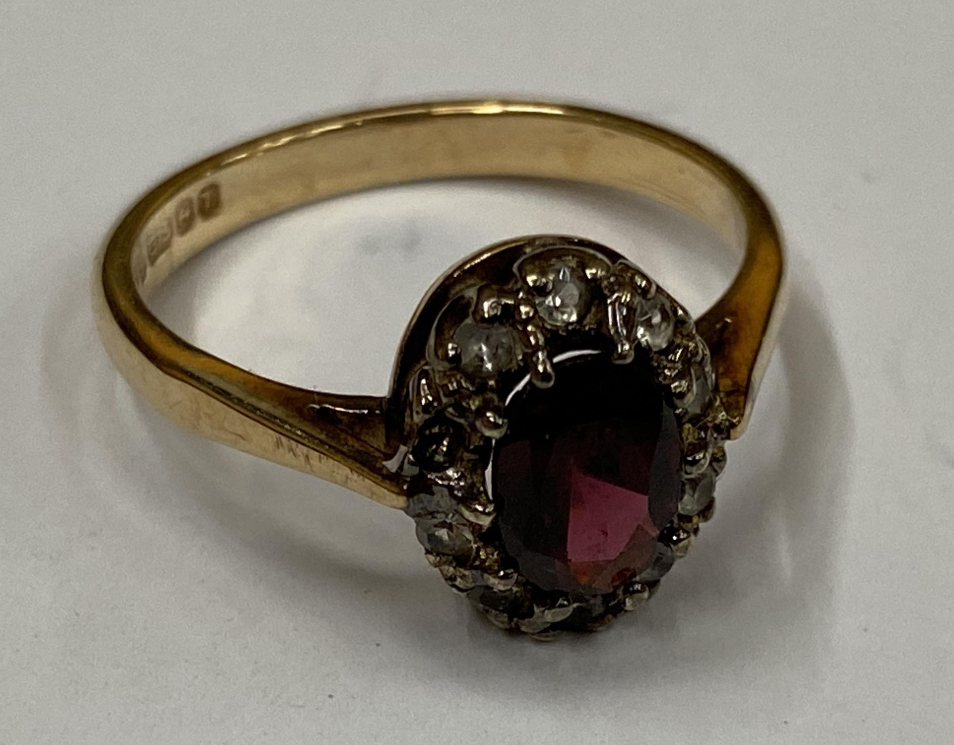 A 9CT YELLOW GOLD GARNET AND PASTE STONE CLUSTER RING, WEIGHT 3.46G