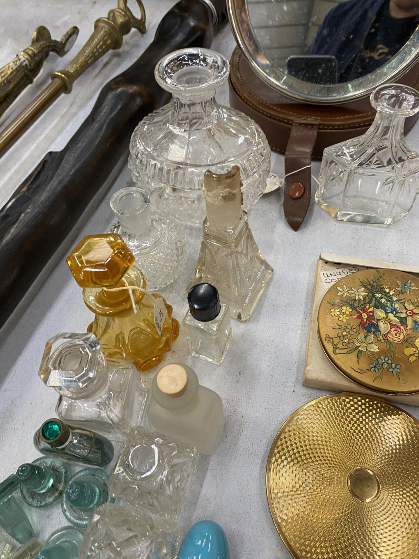 A COLLECTION OF SMALL GLASS VINTAGE SCENT BOTTLES, COMPACTS, A CASED VANITY MIRROR, ETC - Image 4 of 4