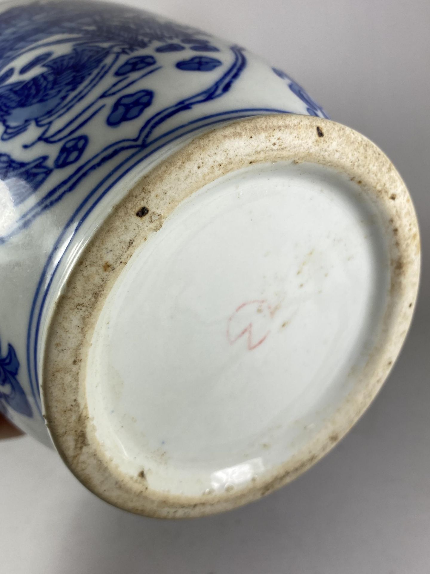 A 20TH CENTURY CHINESE BLUE AND WHITE FLORAL PATTERN VASE, HEIGHT 31CM - Image 3 of 4