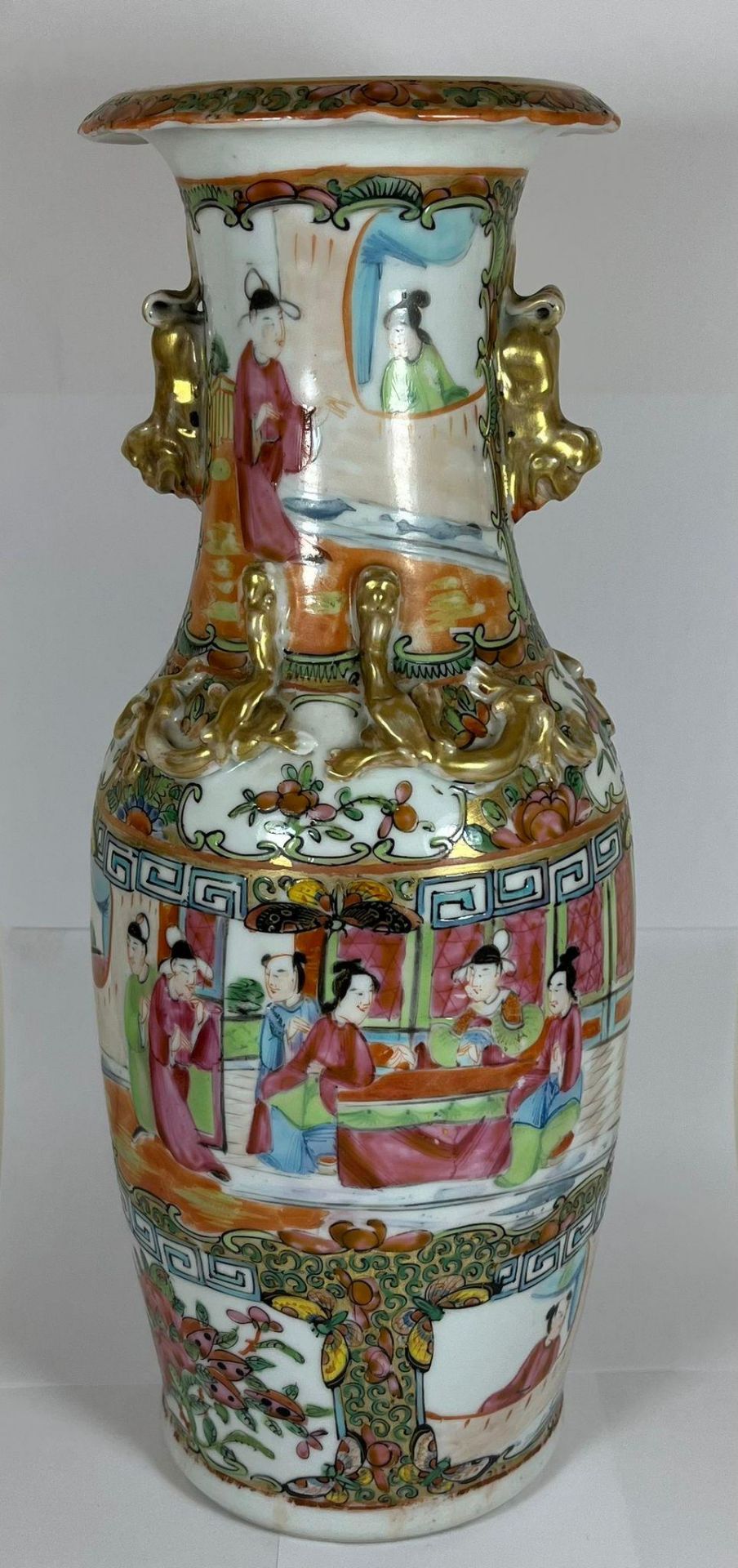 A LATE 19TH CENTURY CHINESE CANTON FAMILLE ROSE WITH FIGURAL DESIGN FRONT PANEL AND BIRD AND
