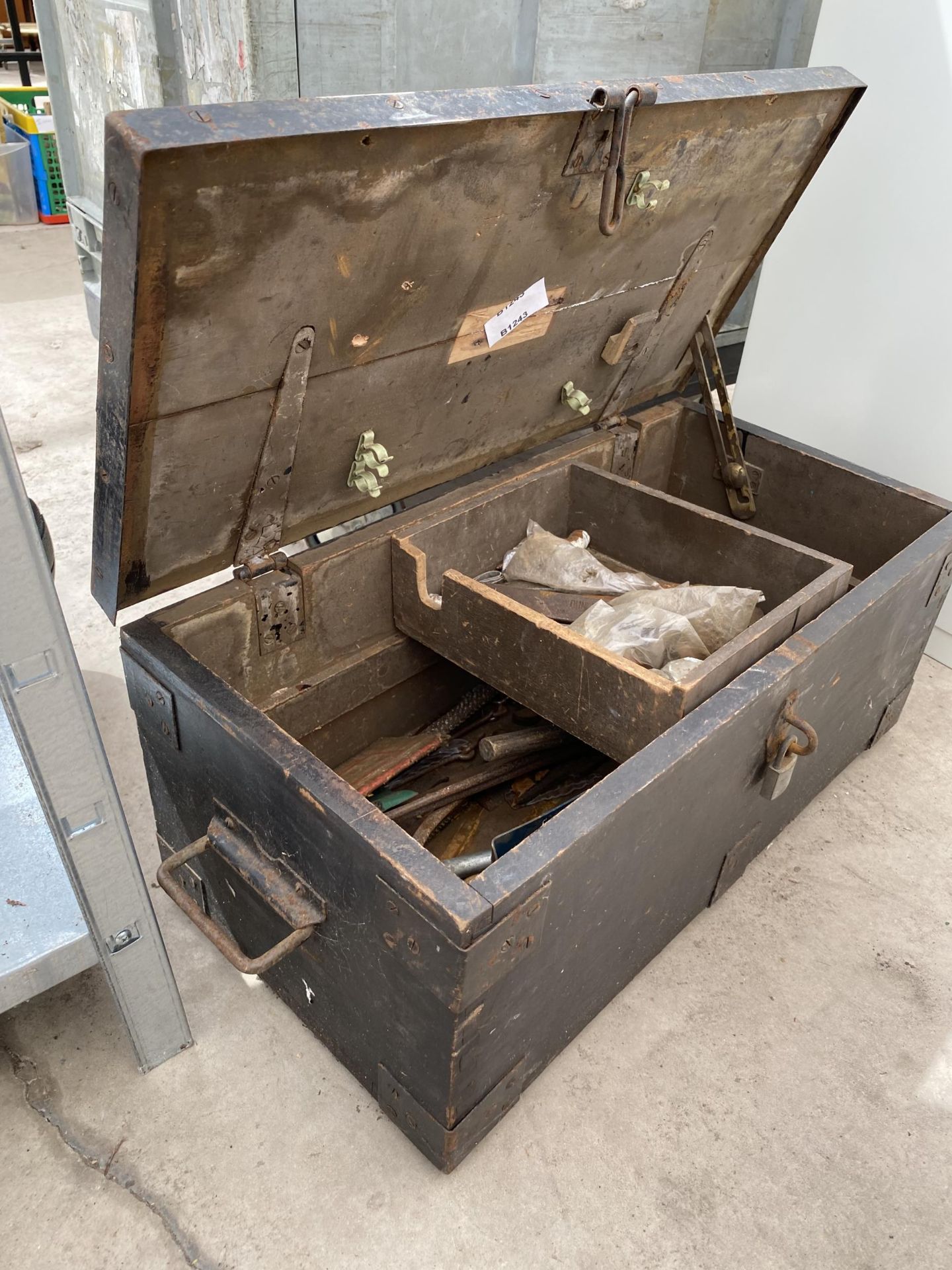 A VINTAGE WOODEN JOINERS CHEST WITH AN ASSORTMENT OF TOOLS TO INCLUDE HAMMERS AND CHISELS ETC - Image 2 of 4