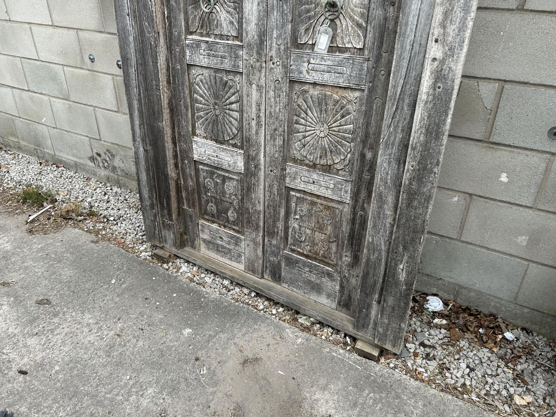 A PAIR OF INDIAN HARDWOOD PANELLED DOORS 82" x 56" TO INCLUDE FRAME - Bild 4 aus 4