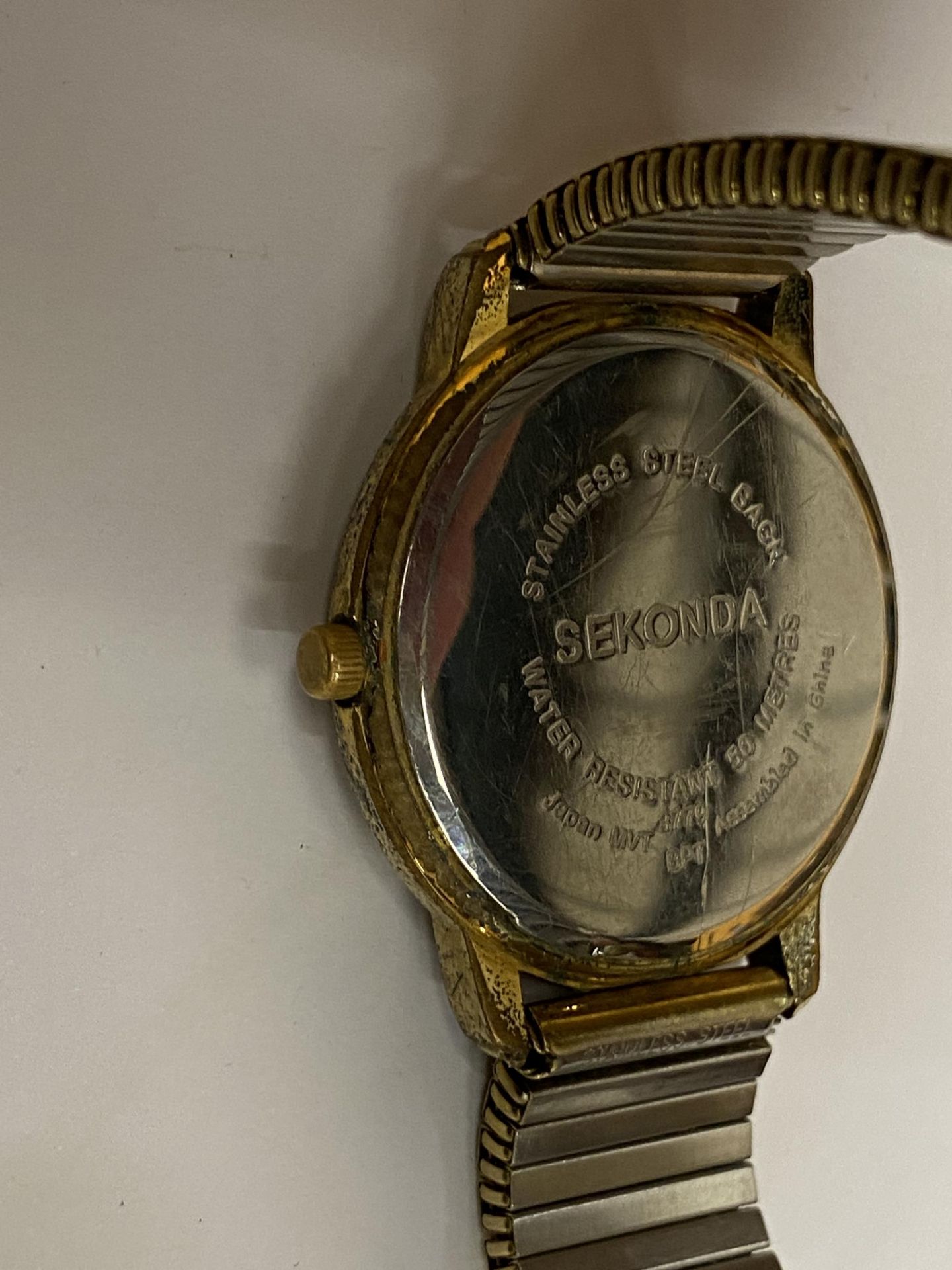A VINTAGE SEKONDA DATE WATCH, WORKING AT TIME OF CATALOGUING BUT NO WARRANTY GIVEN - Image 3 of 3