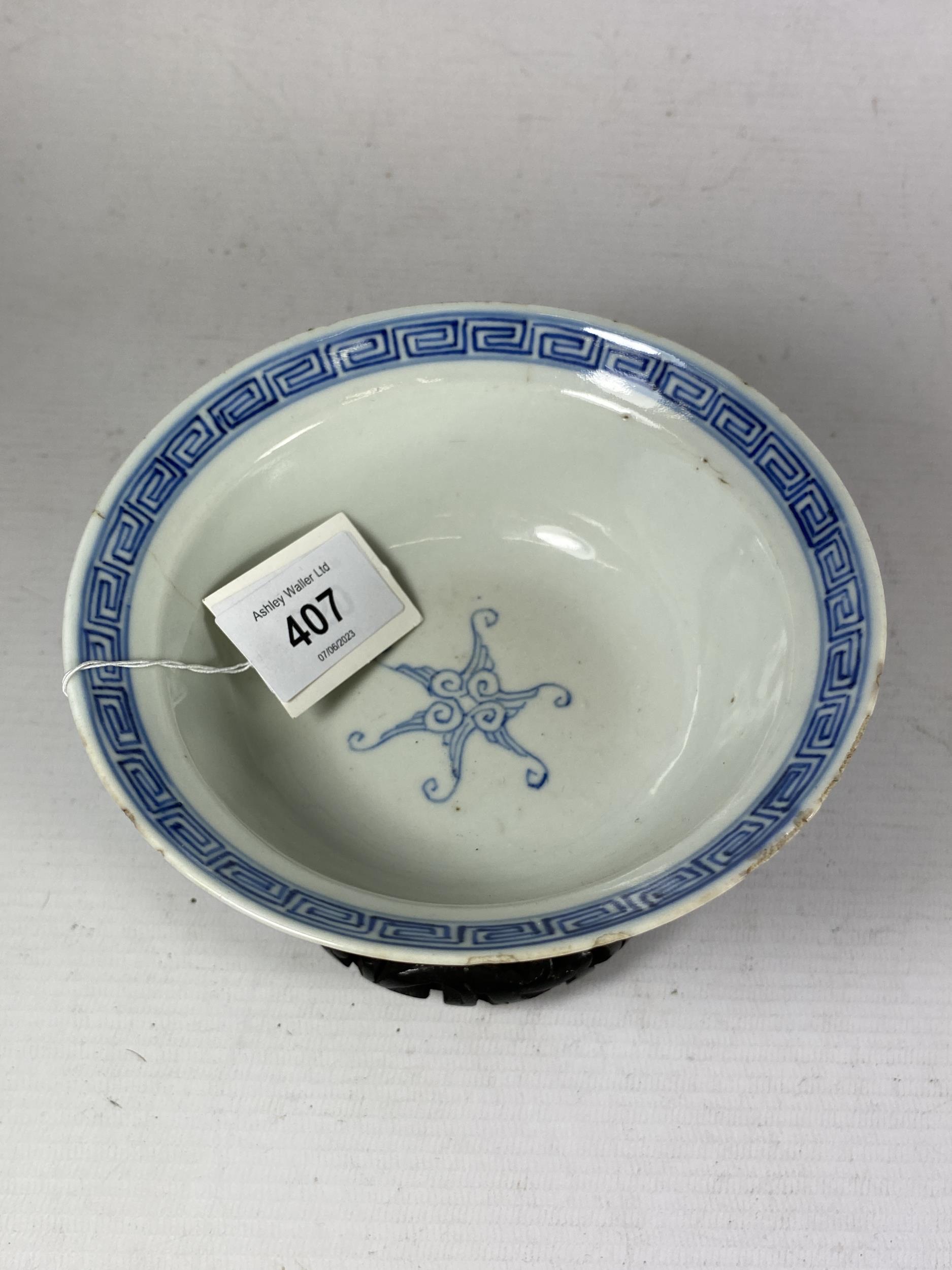 A MID-LATE 19TH CENTURY CHINESE QING TONGZHI PERIOD (1862-1874) BLUE & WHITE PORCELAIN BOWL ON - Bild 2 aus 6