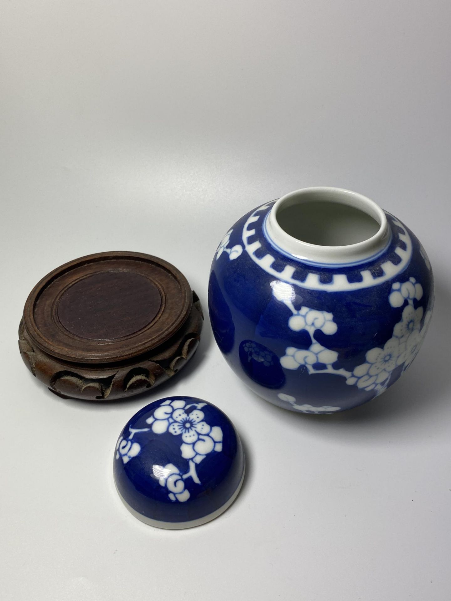 A CHINESE PRUNUS BLOSSOM PATTERN GINGER JAR ON CARVED WOODEN STAND, DOUBLE RING MARK TO BASE, HEIGHT - Image 4 of 6