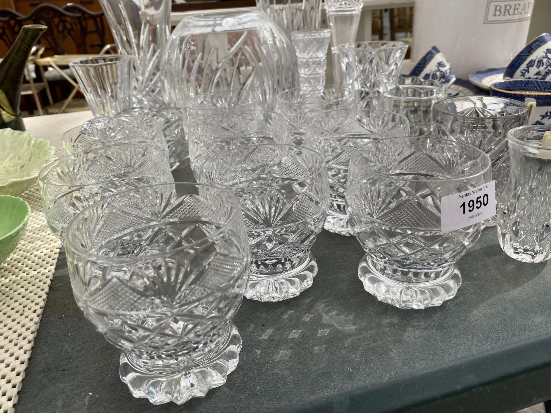 AN ASSORTMENT OF GLASS WARE TO INCLUDE VASES, WHISKEY GLASSES ETC - Image 2 of 3