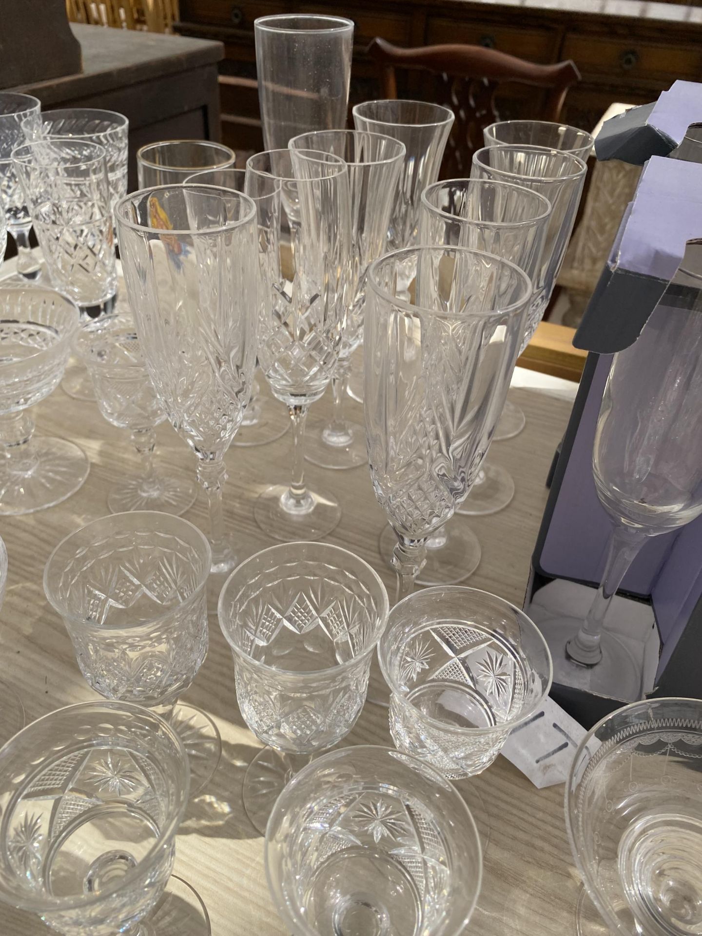 A LARGE QUANTITY OF ASSORTED GLASS WARE TO INCLUDE CHAMPAGNE FLUTES, WHISKET TUMBLERS AND WINE - Image 4 of 8