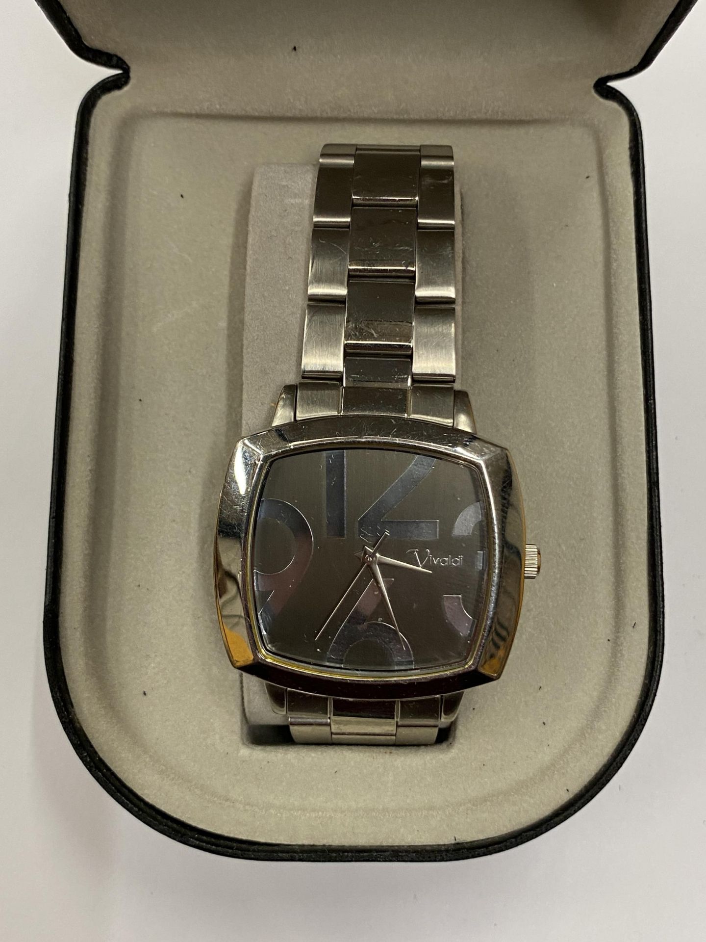A GENTX BOXED VIVALDI WATCH, WORKING WHEN CATALOGUED BUT NO WARRANTIES GIVEN