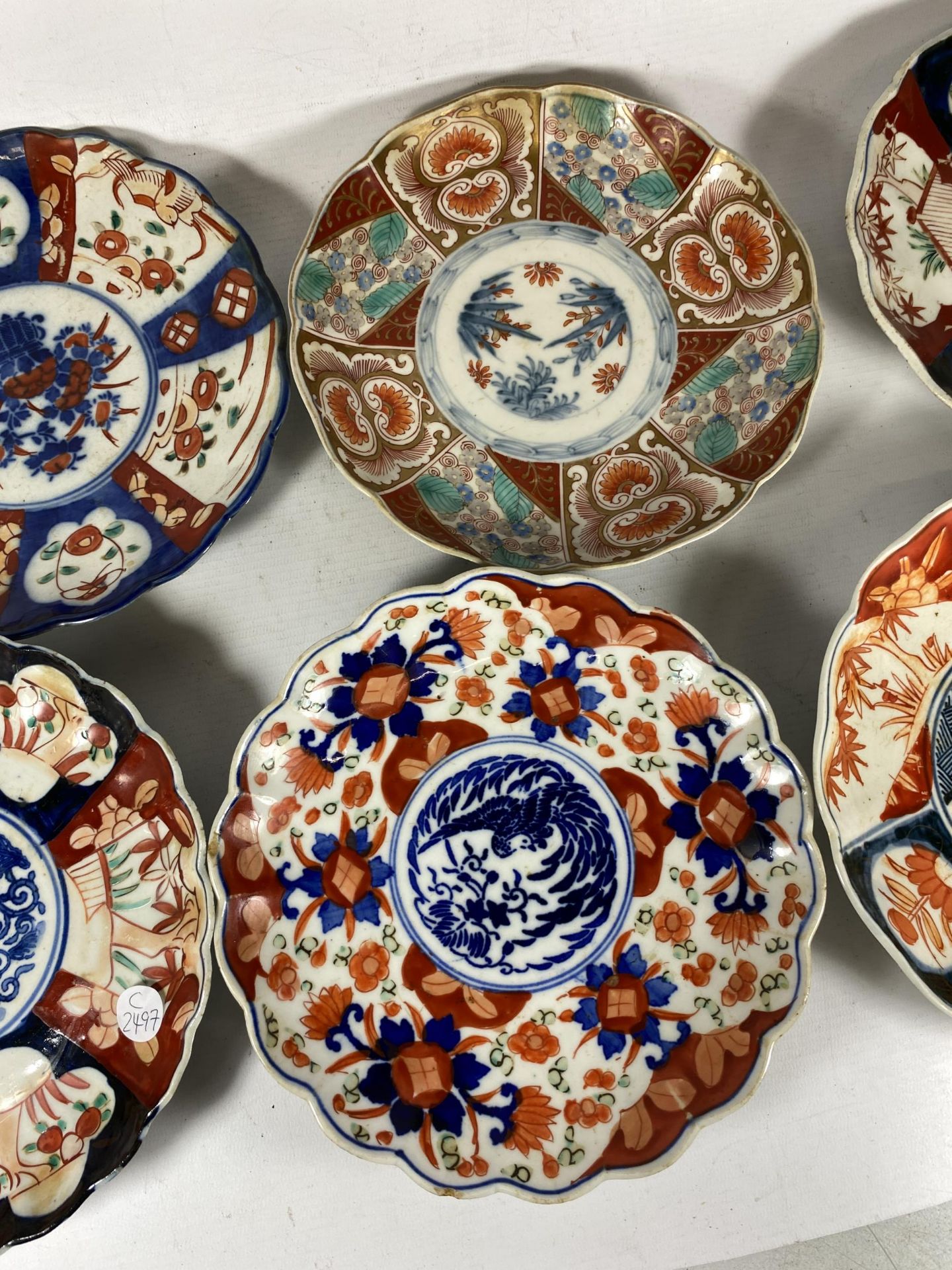 A COLLECTION OF SIX JAPANESE MEIJI PERIOD SCALLOPED RIM IMARI PLATES, DIAMETER 21CM - Image 3 of 6