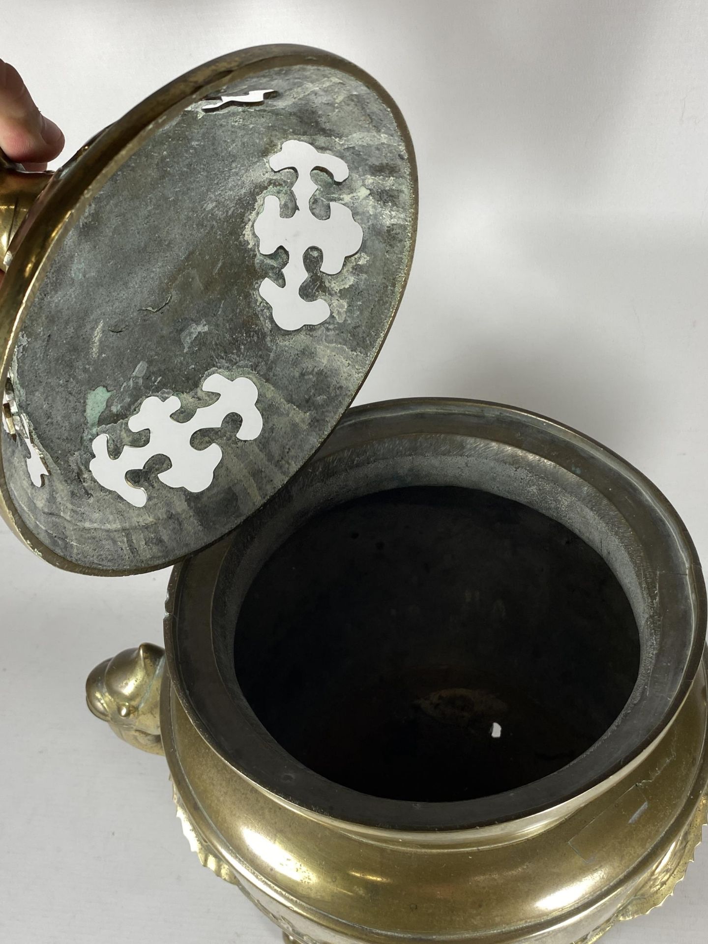 A LARGE CHINESE TWIN HANDLED BRASS LIDDED TEMPLE JAR, WITH DRAGONS CHASING THE FLAMING PEARL - Bild 6 aus 8