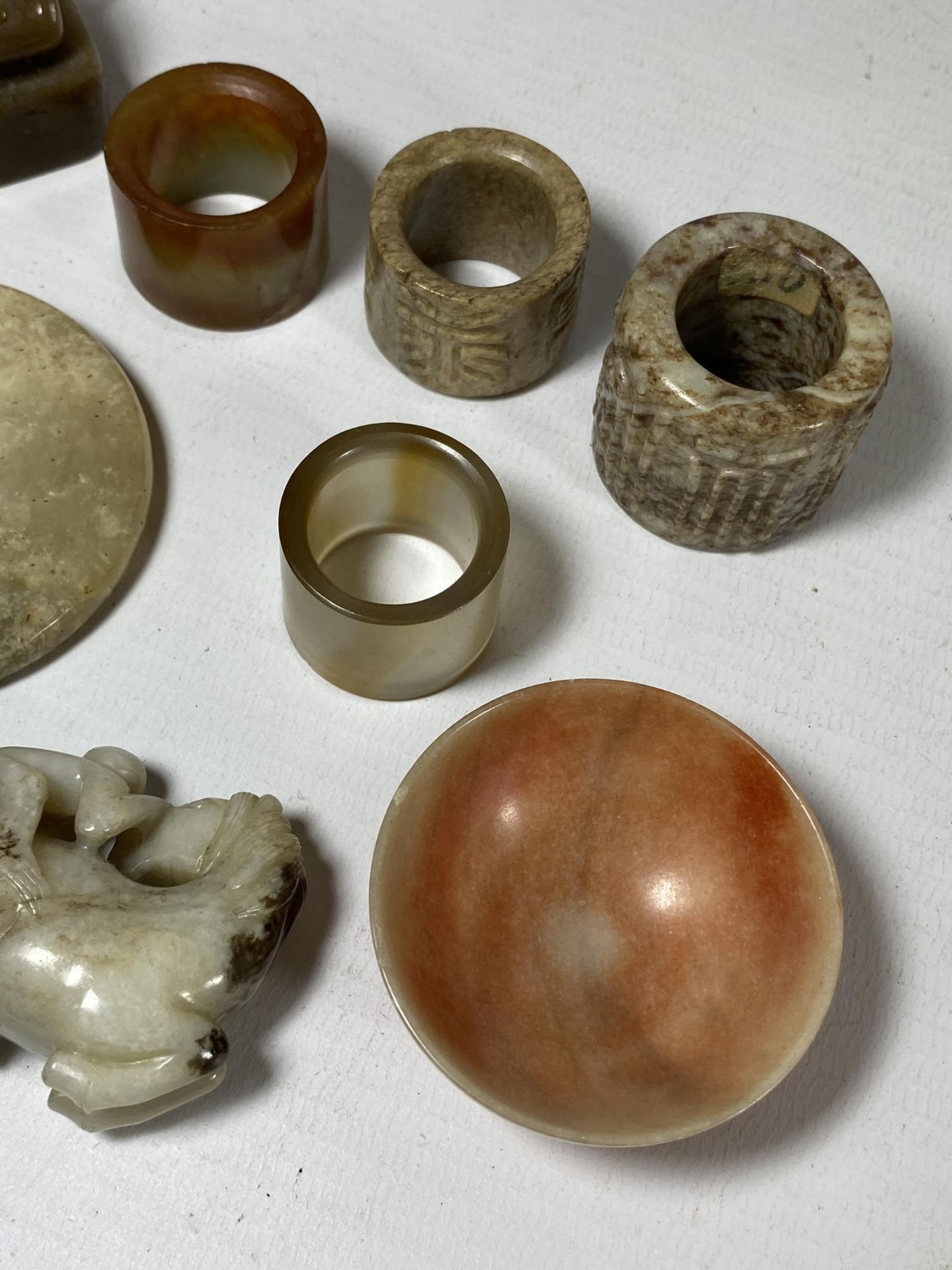 A MIXED GROUP OF ORIENTAL HARDSTONE ITEMS, BRUSH / THUMB RINGS, FISH & BUDDHA PENDANT ETC - Image 5 of 6