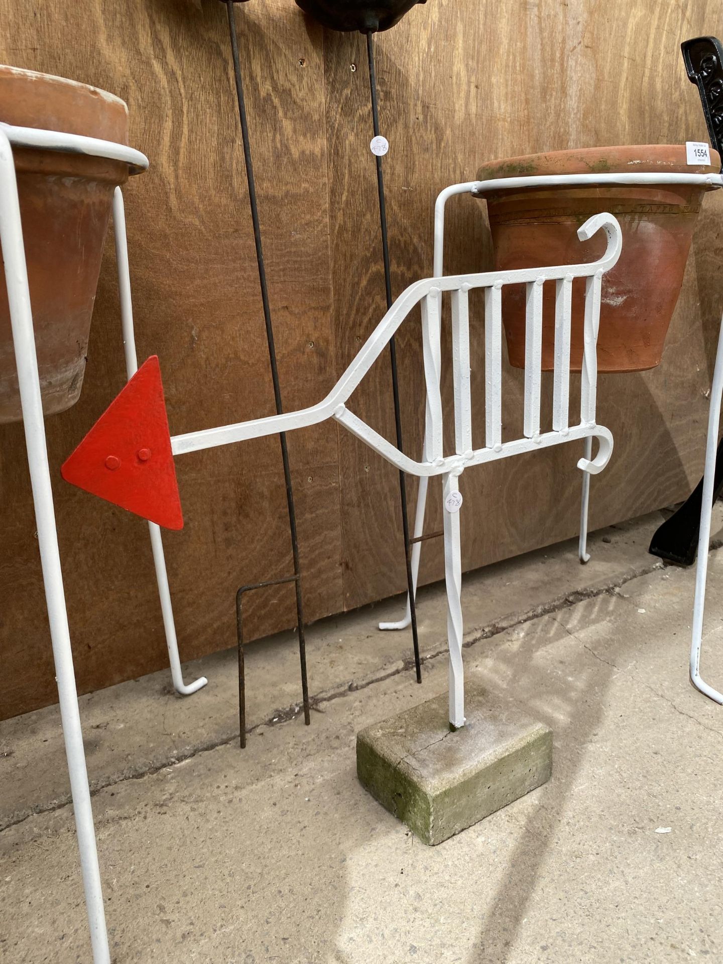 AN ASSORTMENT OF ITEMS TO INCLUDE TWO PLANT POT STANDS, AN ARROW SIGN SET IN CONCERETE AND TWO - Image 5 of 8