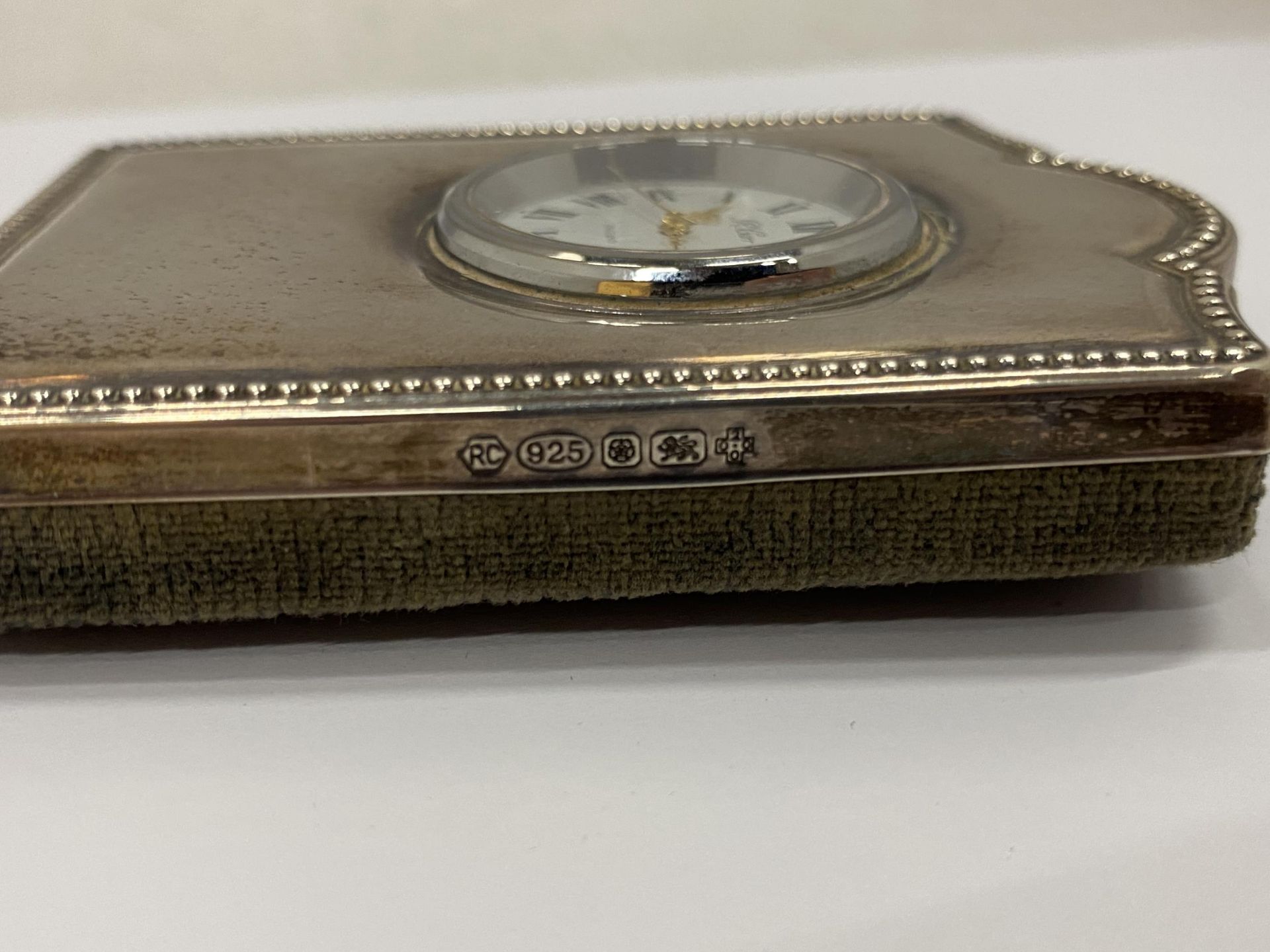 A ROBERT CARR SHEFFIELD HALLMARKED SILVER SMALL CLOCK WITH MILLENIUM 2000 HALLMARKS, 9 X 6CM - Image 4 of 4