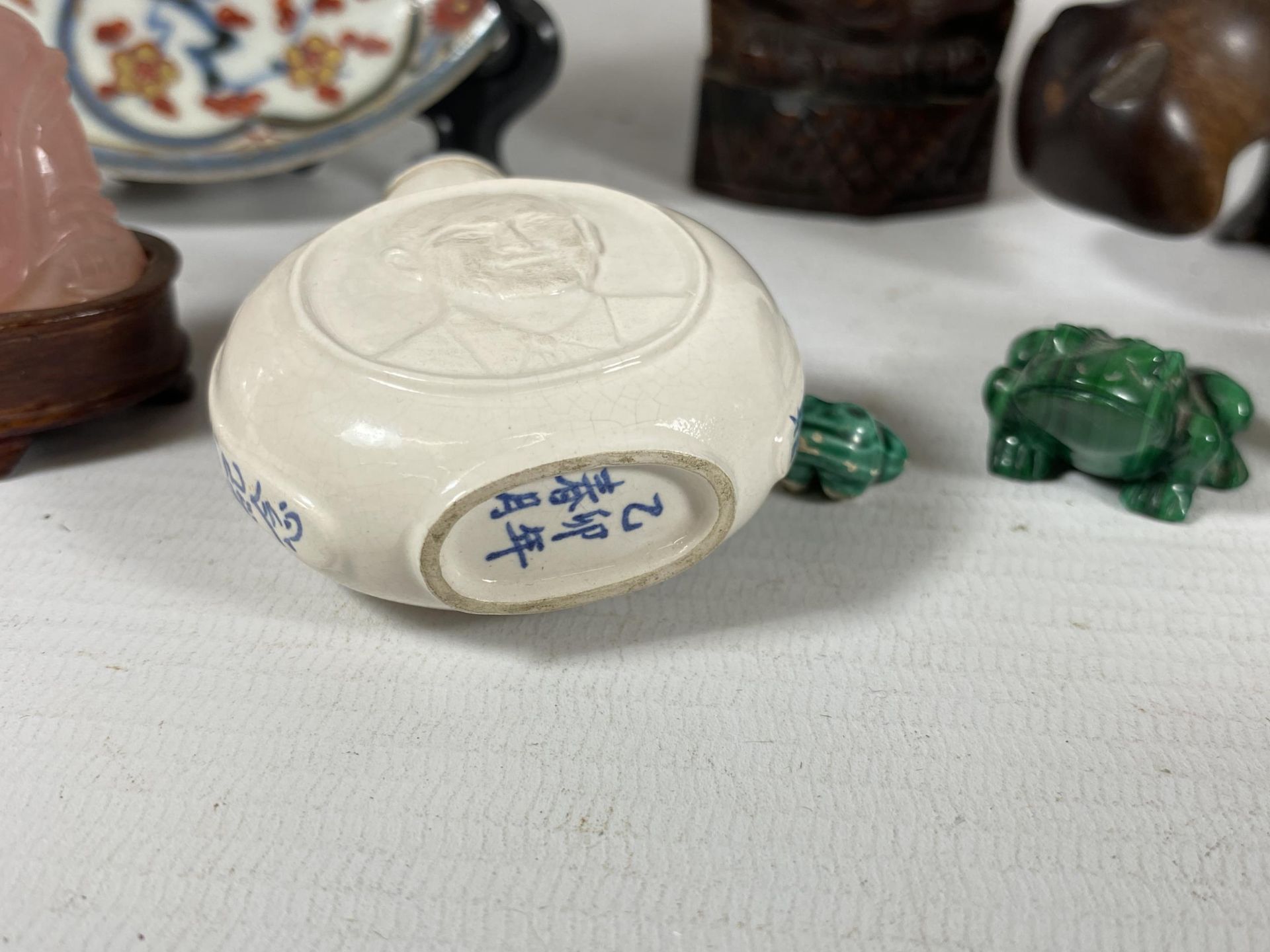 A MIXED LOT OF ORIENTAL ITEMS TO INCLUDE IMARI PORCELAIN DISH, CARVED BUDDHA FIGURE, BLANC DE - Image 4 of 6