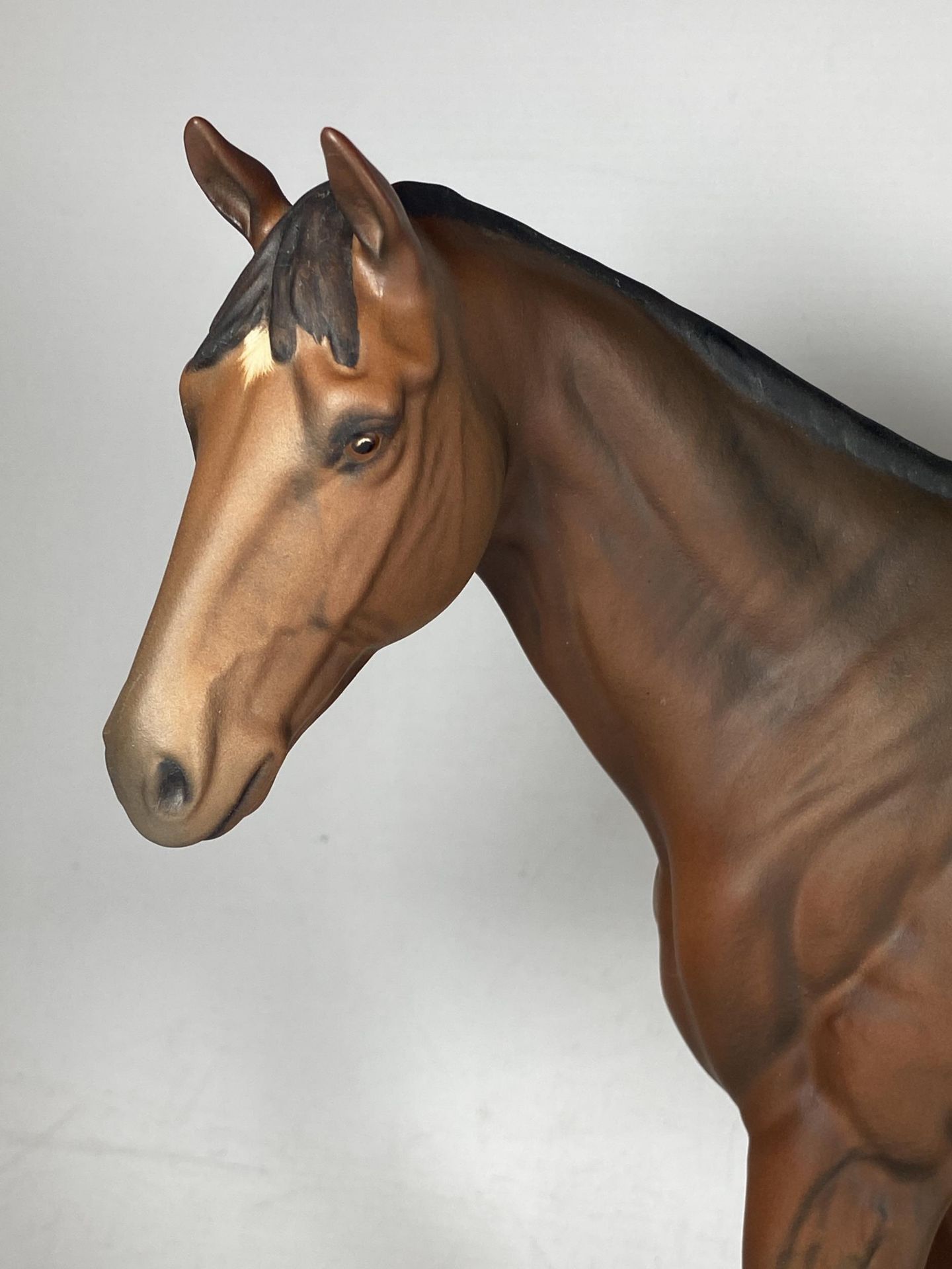 A BESWICK TROY HORSE MODEL ON WOODEN PLINTH BASE - Image 2 of 4