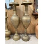 A PAIR OF LARGE VINTAGE DECORATIVE BRASS URNS (H:153CM)