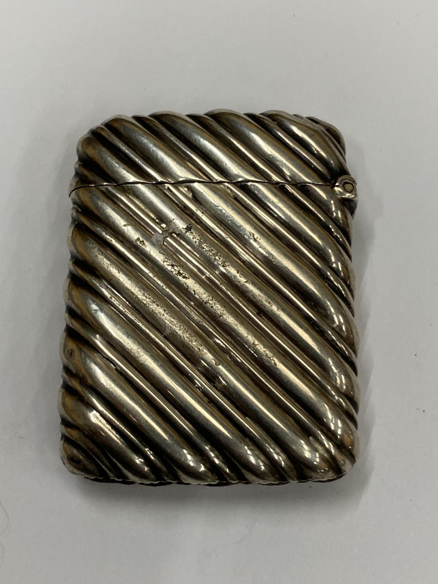 A HALLMARKED SILVER VESTA CASE - Image 3 of 3