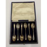 A CASED SET OF SIX HALLMARKED SILVER TEASPOONS, TOTAL WEIGHT 52G