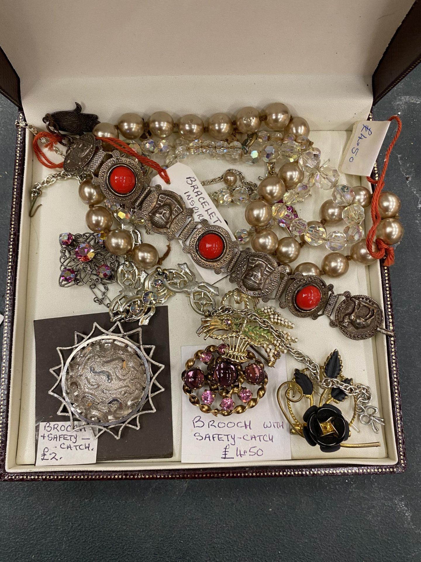 A QUANTITY OF VINTAGE COSTUME JEWELLERY TO INCLUDE BROOCHES, BRACELETS AND NECKLACES