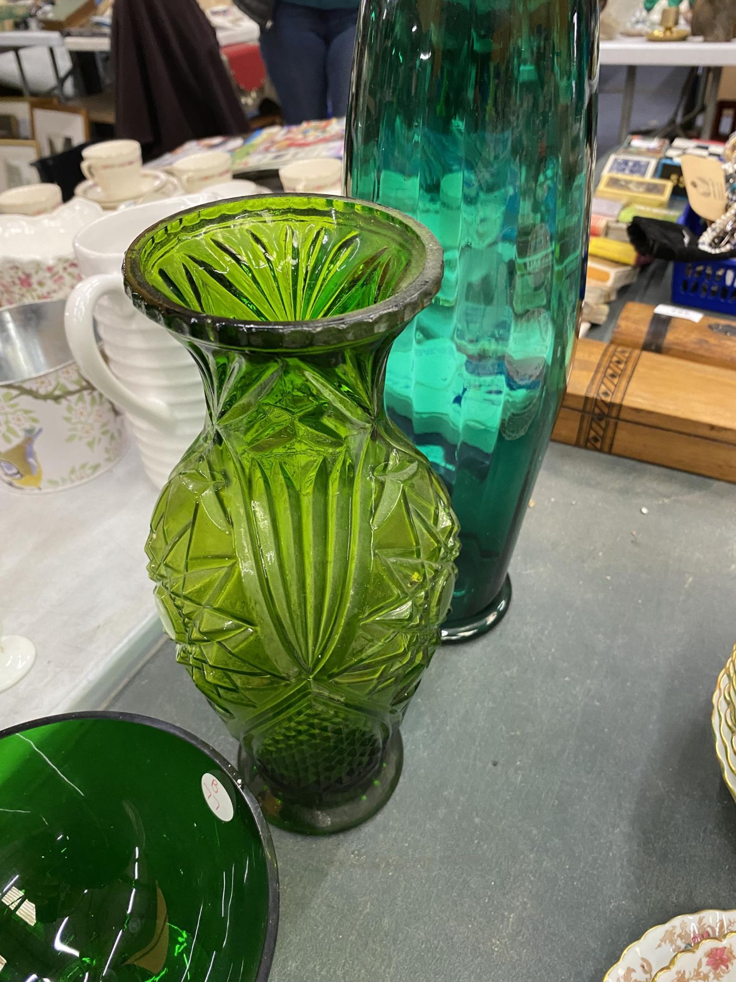 A QUANTITY OF VINTAGE GREEN GLASSWARE TO INCLUDE VASES, BOWLS, ETC - Image 2 of 2