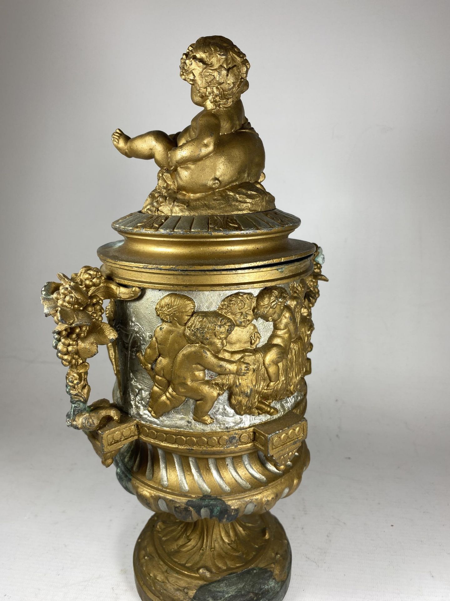 AN UNUSUAL 19TH CENTURY PEDESTAL BRONZE URN WITH NEO-CLASSICAL RELIEF DESIGN ON FLUTED BASE WITH - Image 8 of 9