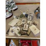 A MIXED VINTAGE LOT TO INCLUDE HALLMARKED SILVER SMALL PHOTO FRAME, BRASS TENNIS RACKET FRAME ETC
