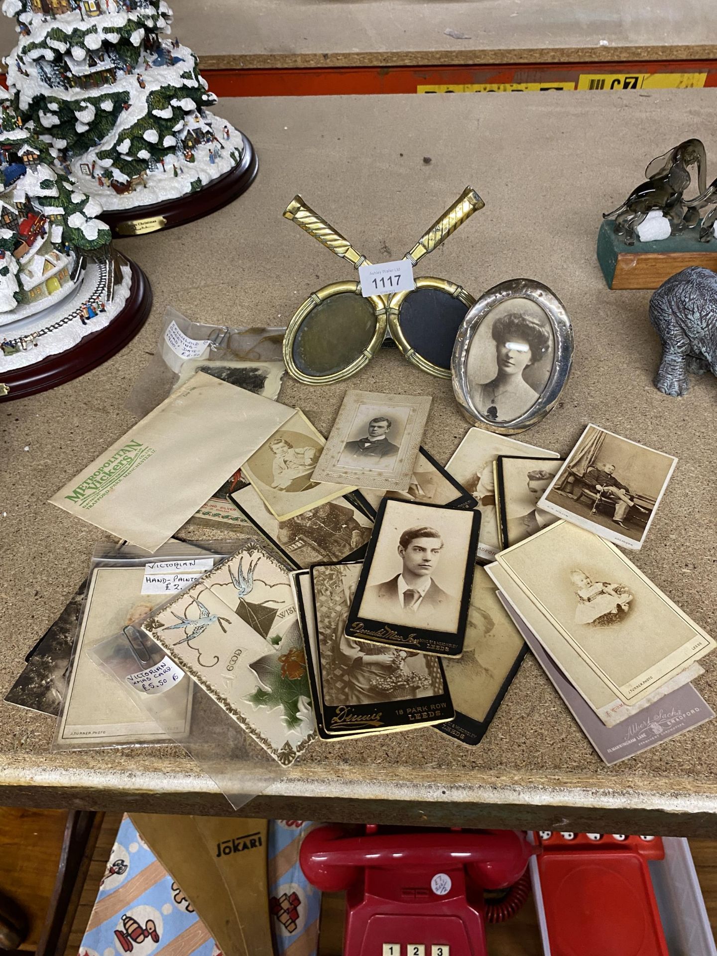 A MIXED VINTAGE LOT TO INCLUDE HALLMARKED SILVER SMALL PHOTO FRAME, BRASS TENNIS RACKET FRAME ETC