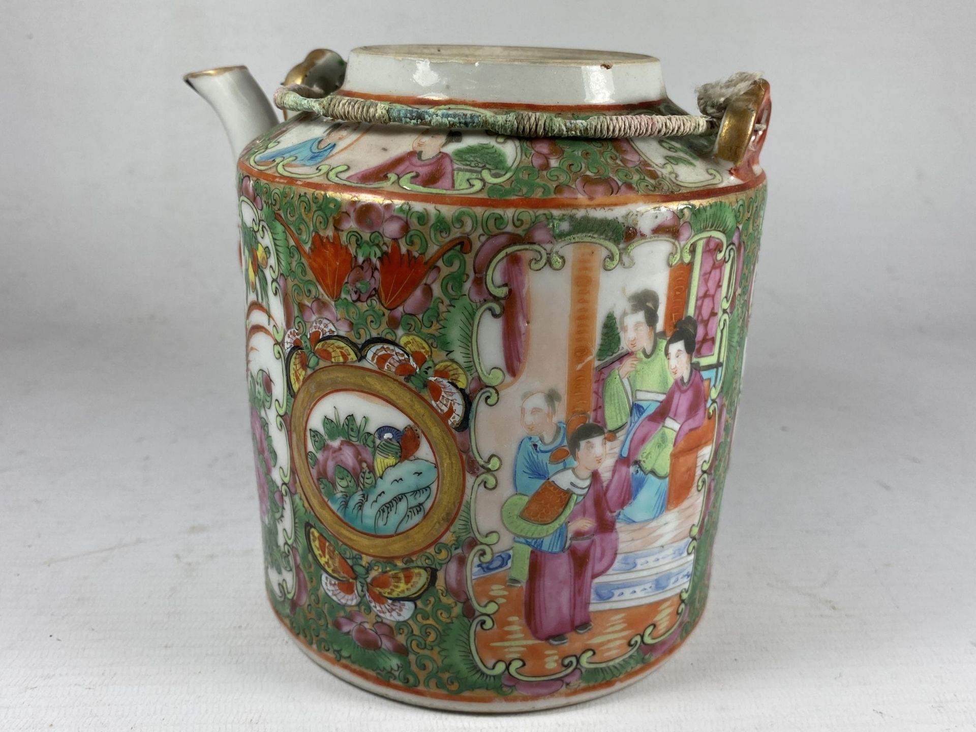 A 19TH CENTURY CHINESE CANTON FAMILLE ROSE MEDALLION TEAPOT, HEIGHT 16CM - Image 2 of 3