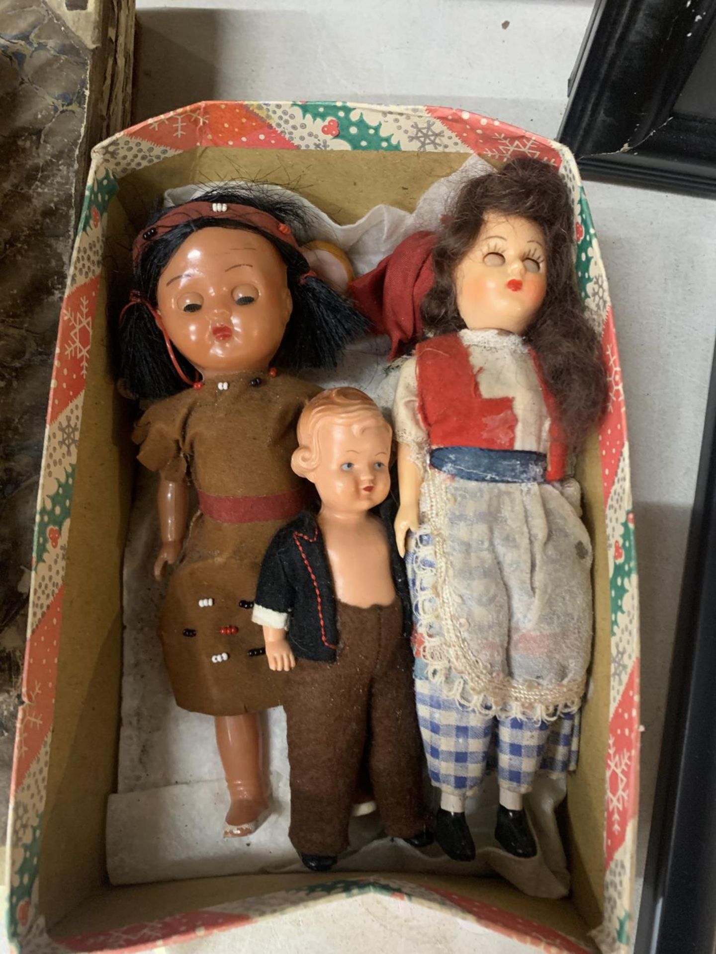 A COLLECTION OF VINTAGE DOLL'S IN ORIGINAL DRESS - Image 2 of 2