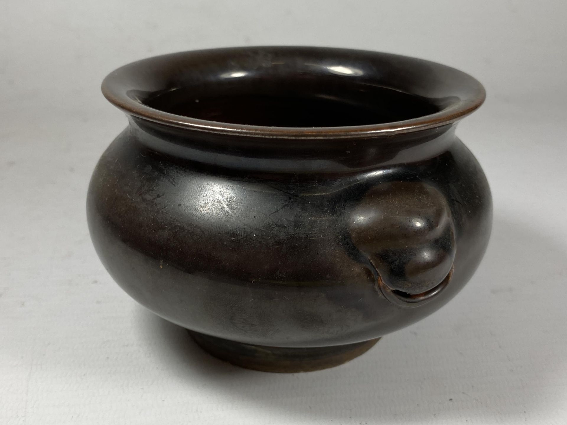 A CHINESE JIAN WARE STYLE TENMOKU GLAZE CENSOR / BOWL WITH UNMARKED CELADON CRACKLE GLAZE BASE, - Image 3 of 5