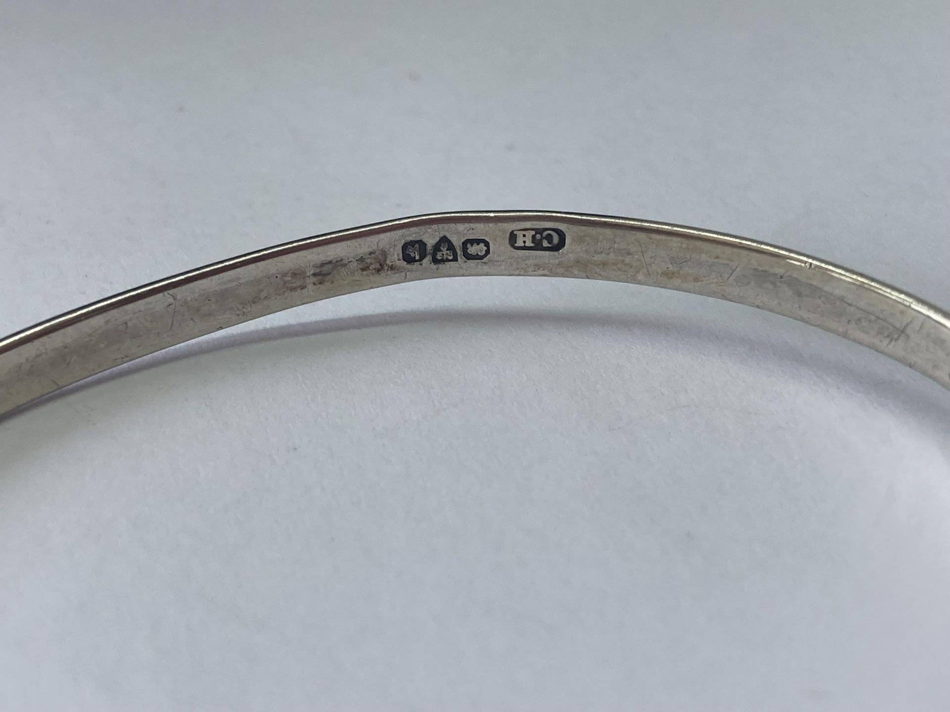 A HALLMARKED CHESTER SILVER CHARLES HORNER BANGLE - Image 3 of 3