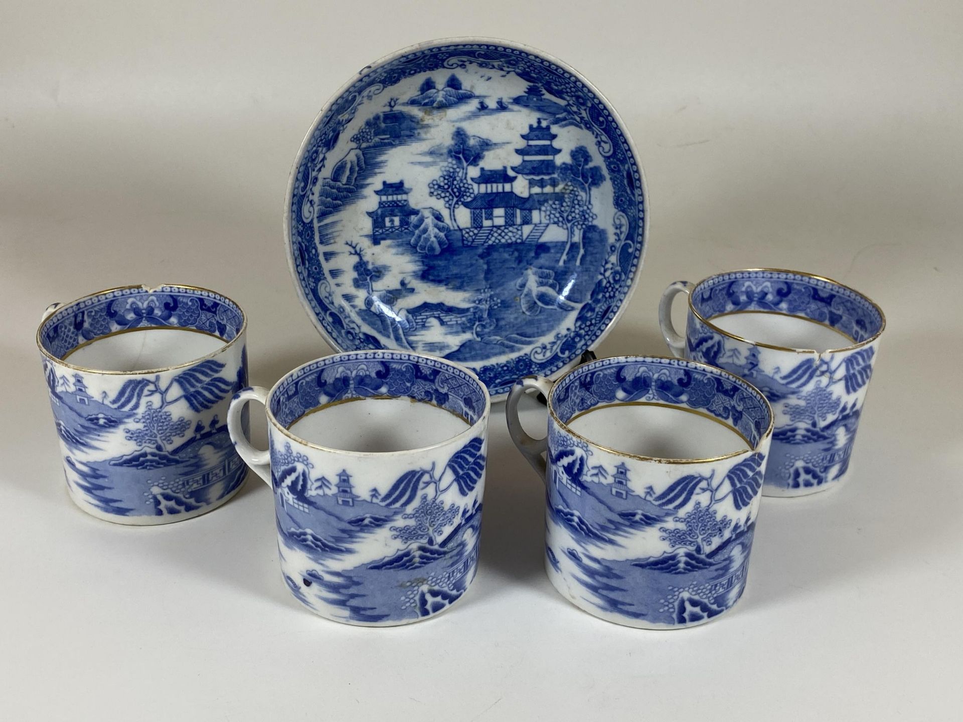 A SET OF FOUR 19TH CENTURY CHINESE QING EXPORT PORCELAIN BLUE AND WHITE CUPS TIGETHER WITH A 19TH