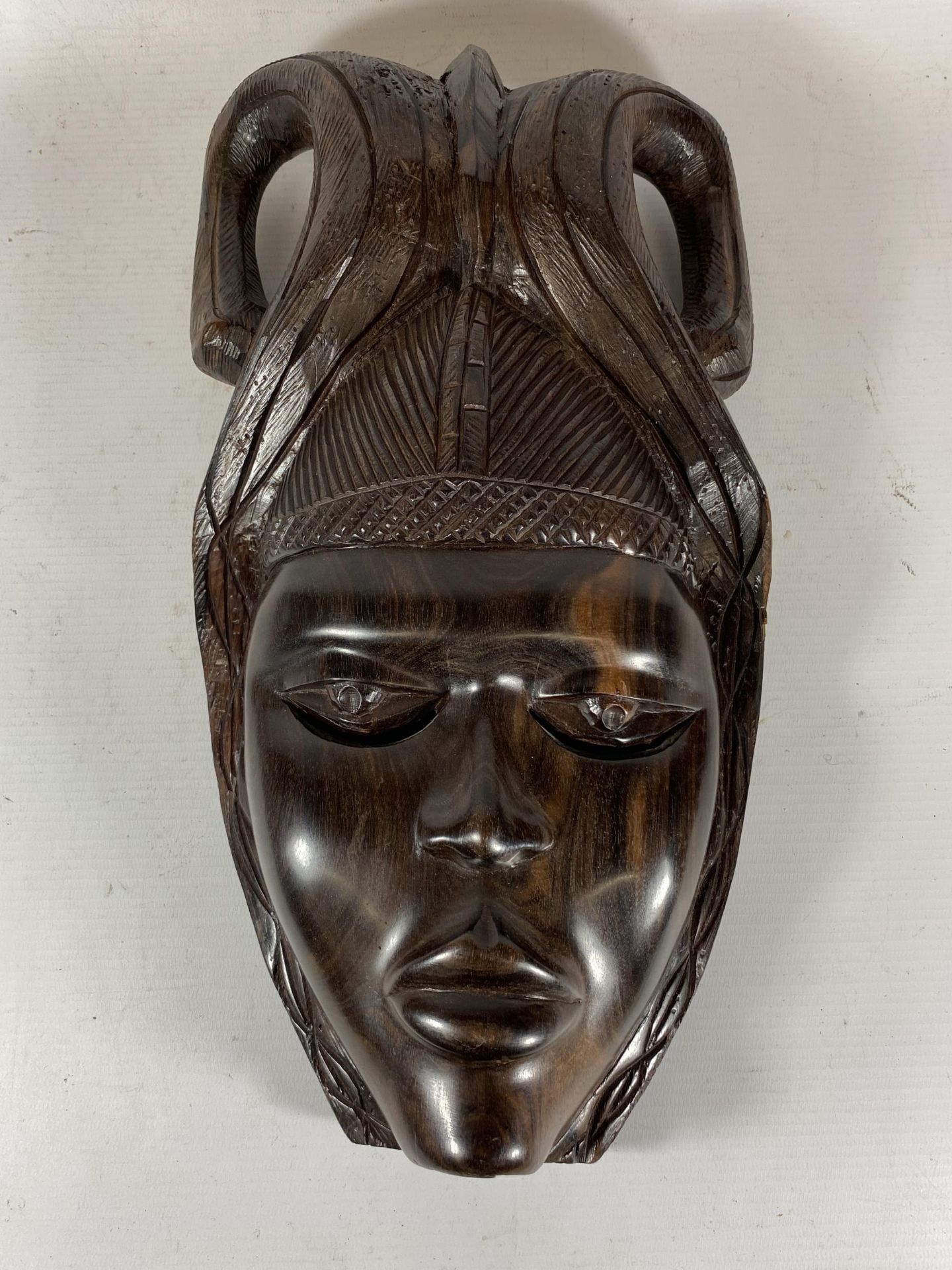 A VINTAGE CARVED AFRICAN TRIBAL WALL MASK, LENGTH 37CM