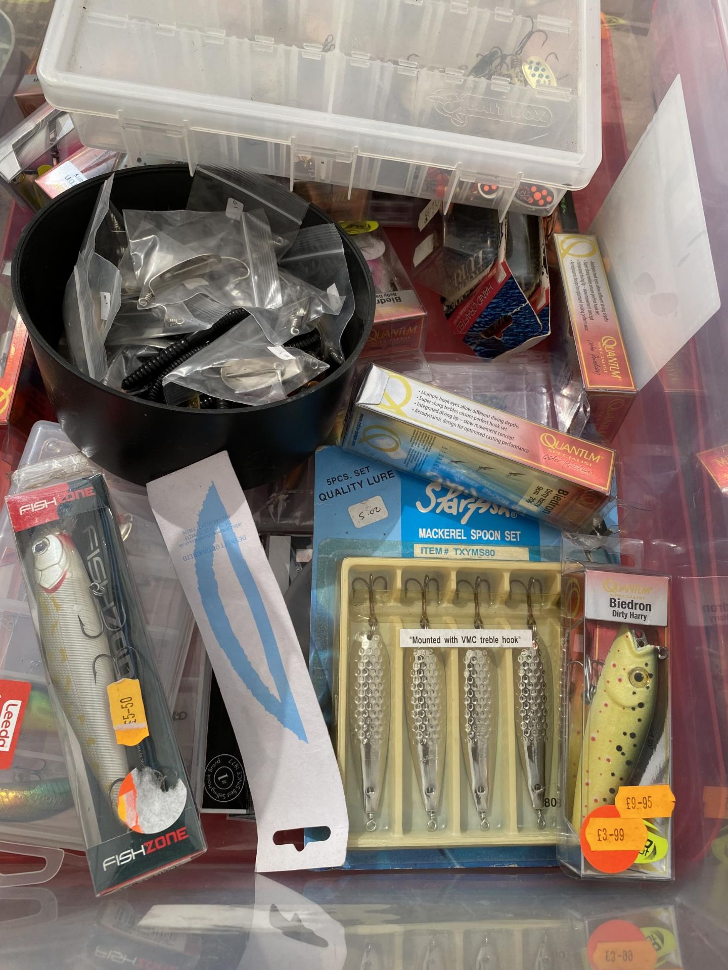 A BOX CONTAINING AN ASSORTMENT OF PLUGS AND SPINNERS (FROM A TACKLE SHOP CLEARANCE) - Bild 2 aus 7