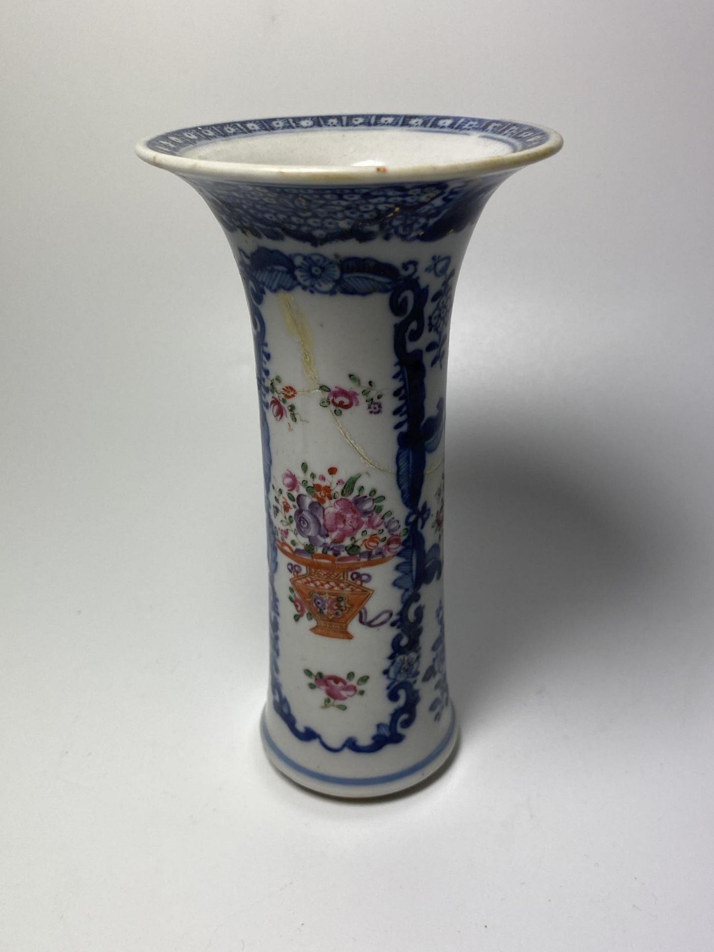 A 19TH CENTURY CHINESE QING TRUMPET FLARED VASE, HEIGHT 14.5CM (A/F) - Bild 3 aus 6